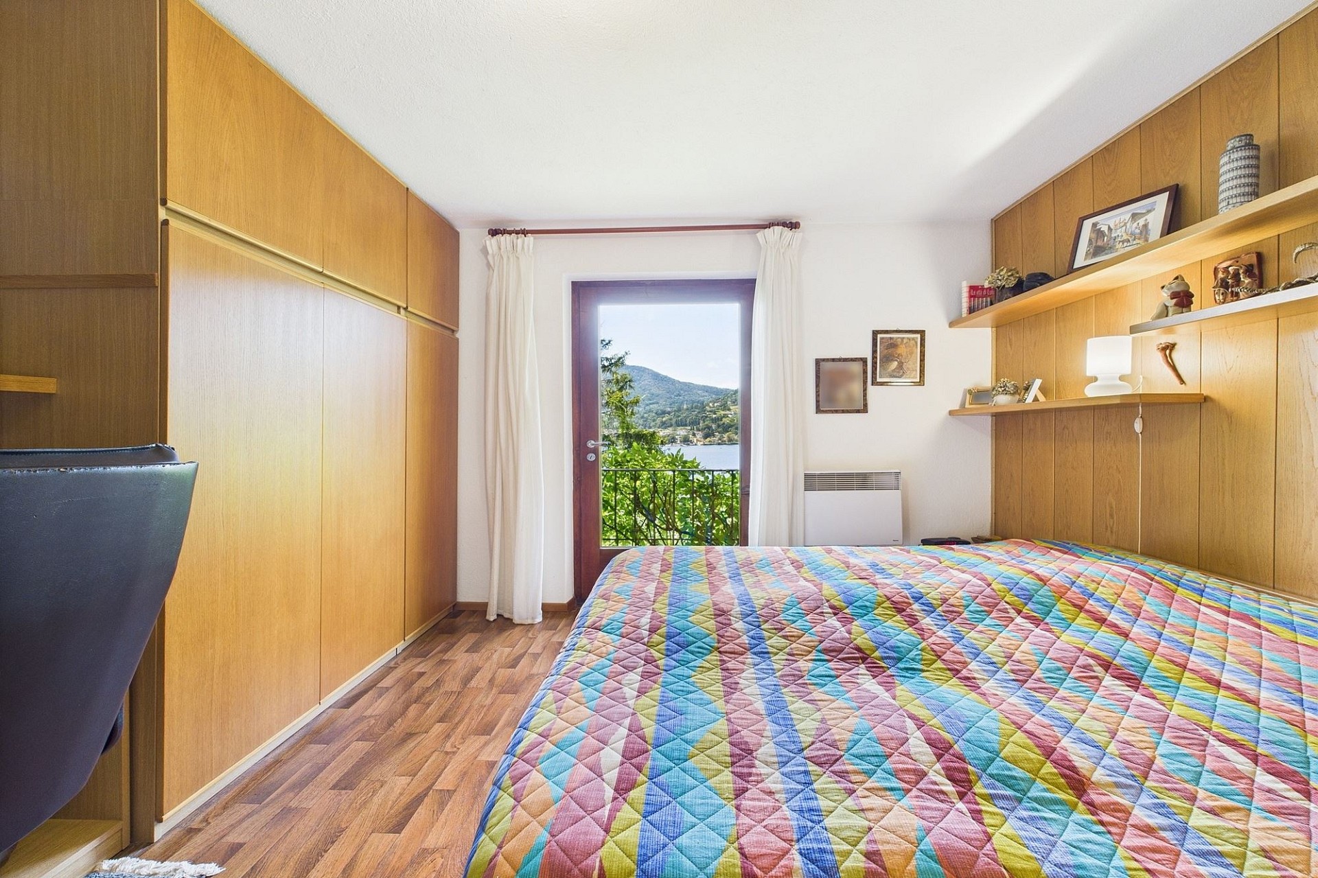 Schlafzimmer mit Seeblick