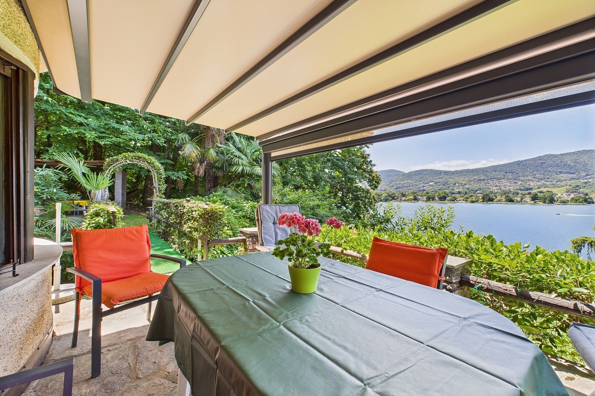 Terrasse mit Seeblick