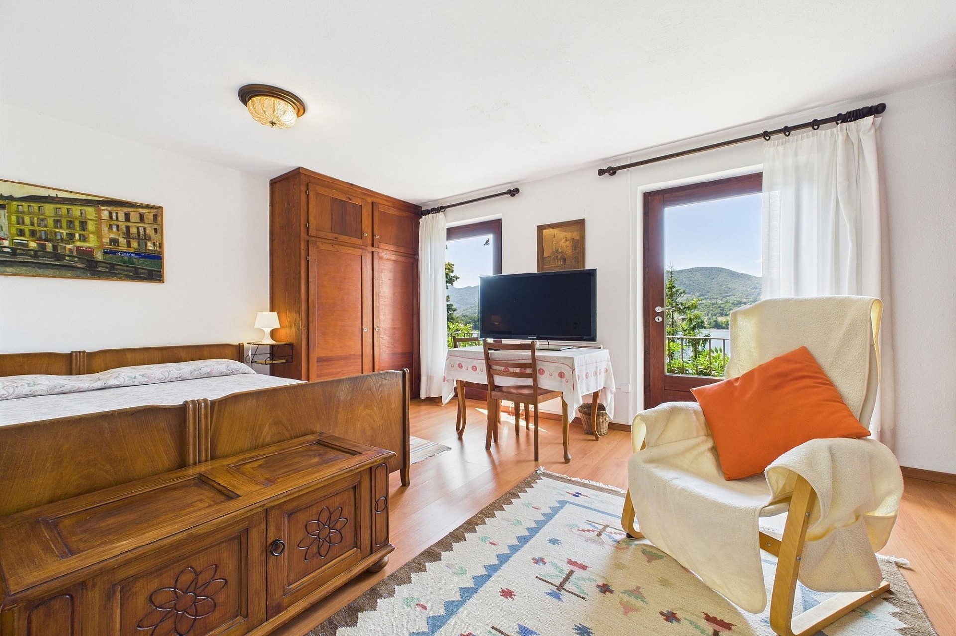 Helles Schlafzimmer mit Bergblick