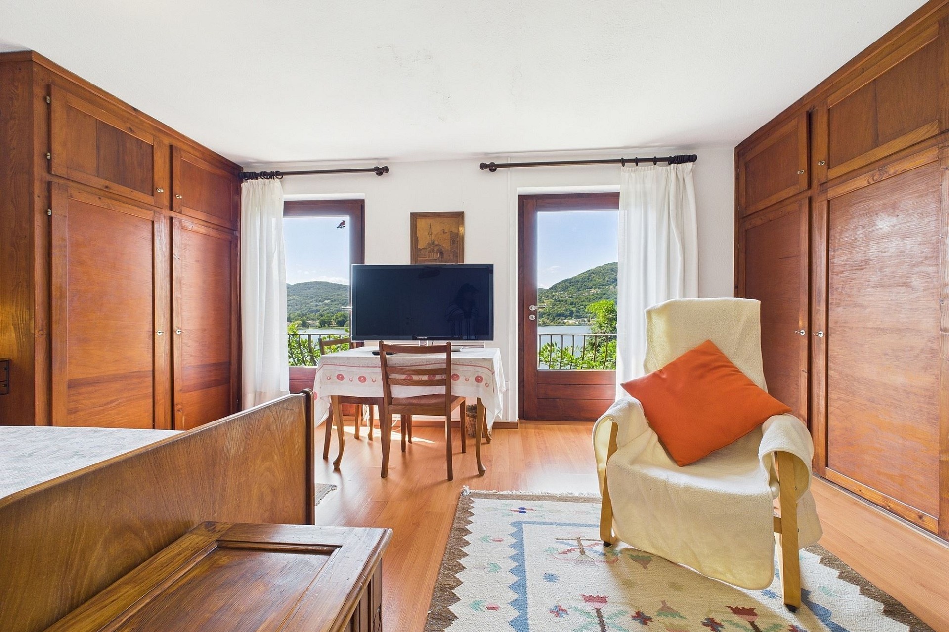 Gemütliches Zimmer mit Blick auf See und Berge