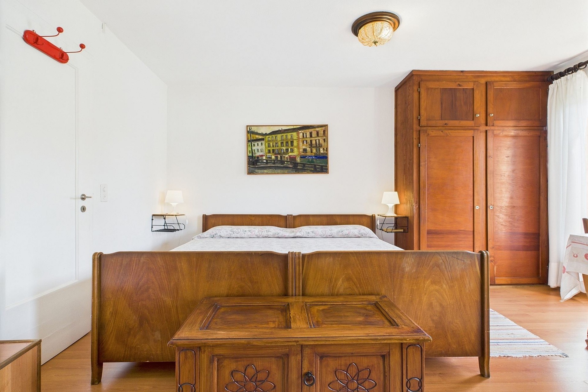 Helles Schlafzimmer mit klassischen Holzmöbeln