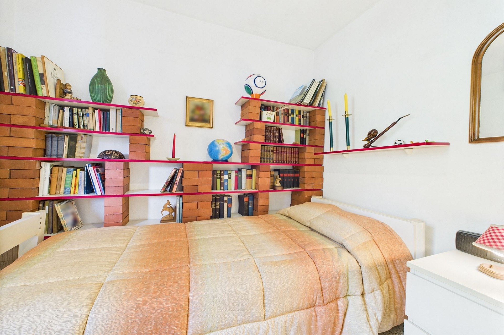 Helles Schlafzimmer mit eingebauten Regalen und Einzelbett