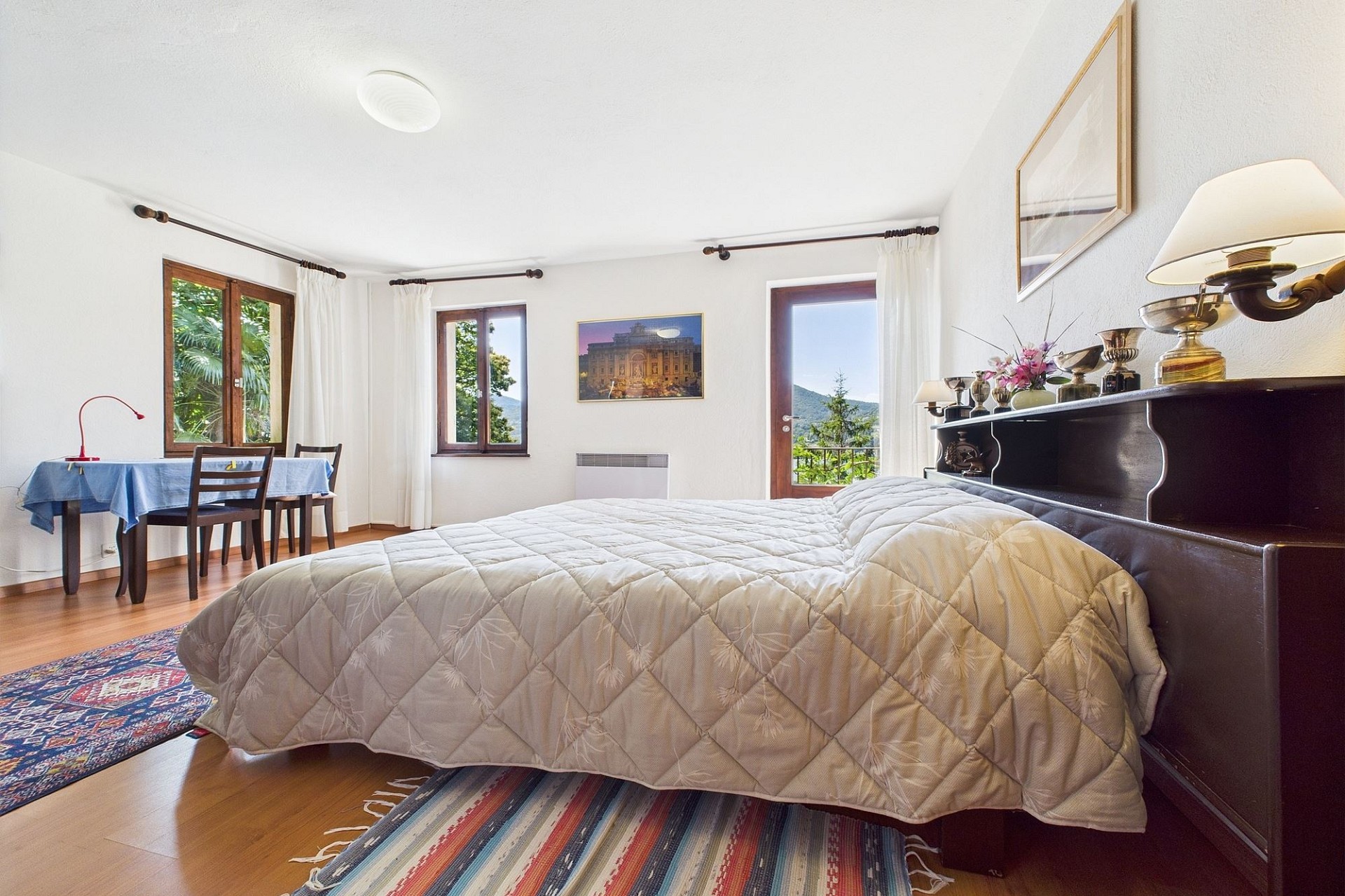 Helles Schlafzimmer mit Bergblick