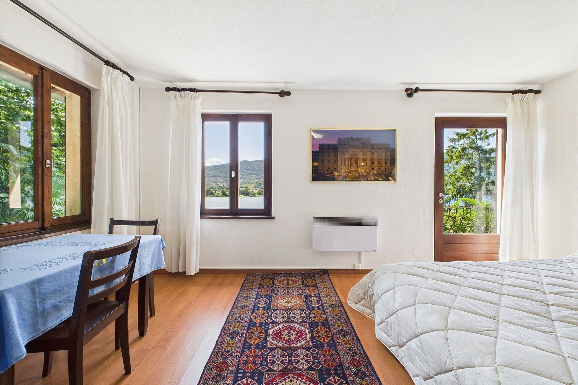 Helles Schlafzimmer mit Bergblick