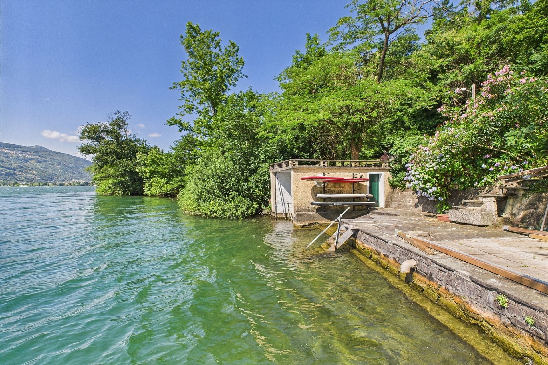 Ufergrundstück mit Bootsplatz am See