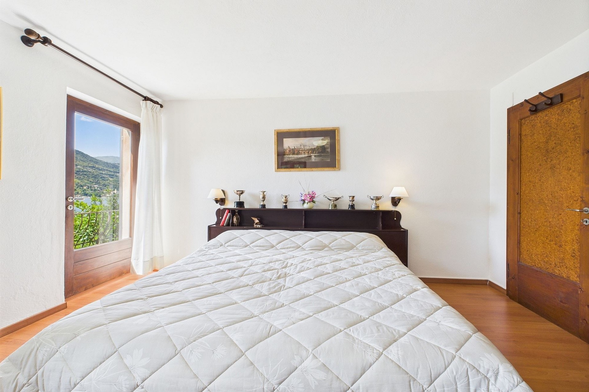 Helles Schlafzimmer mit Bergblick