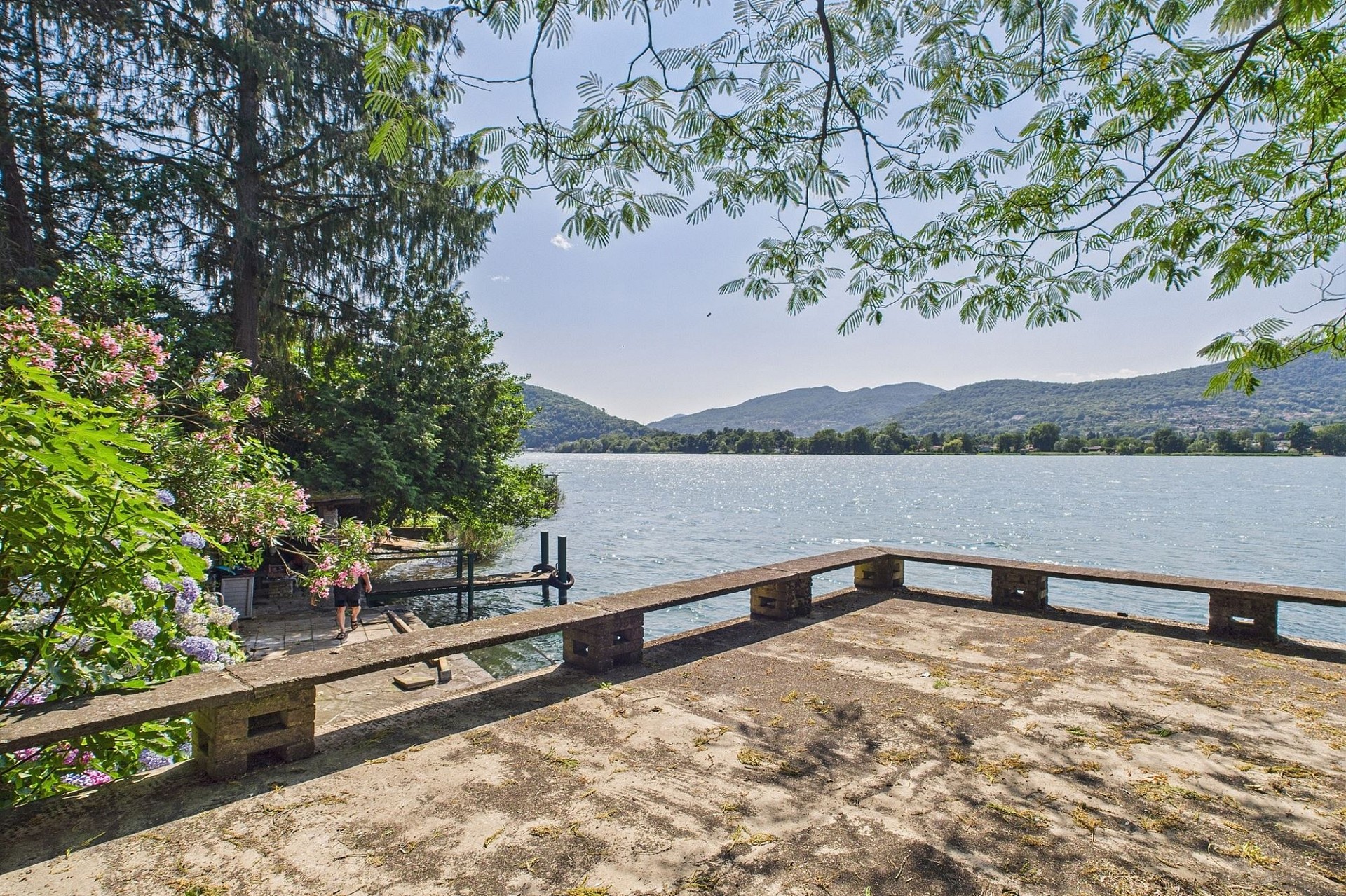Seeblick von einer Terrasse