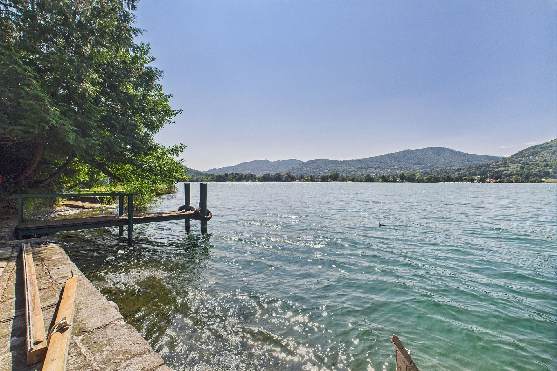 Ufer mit Steg am See