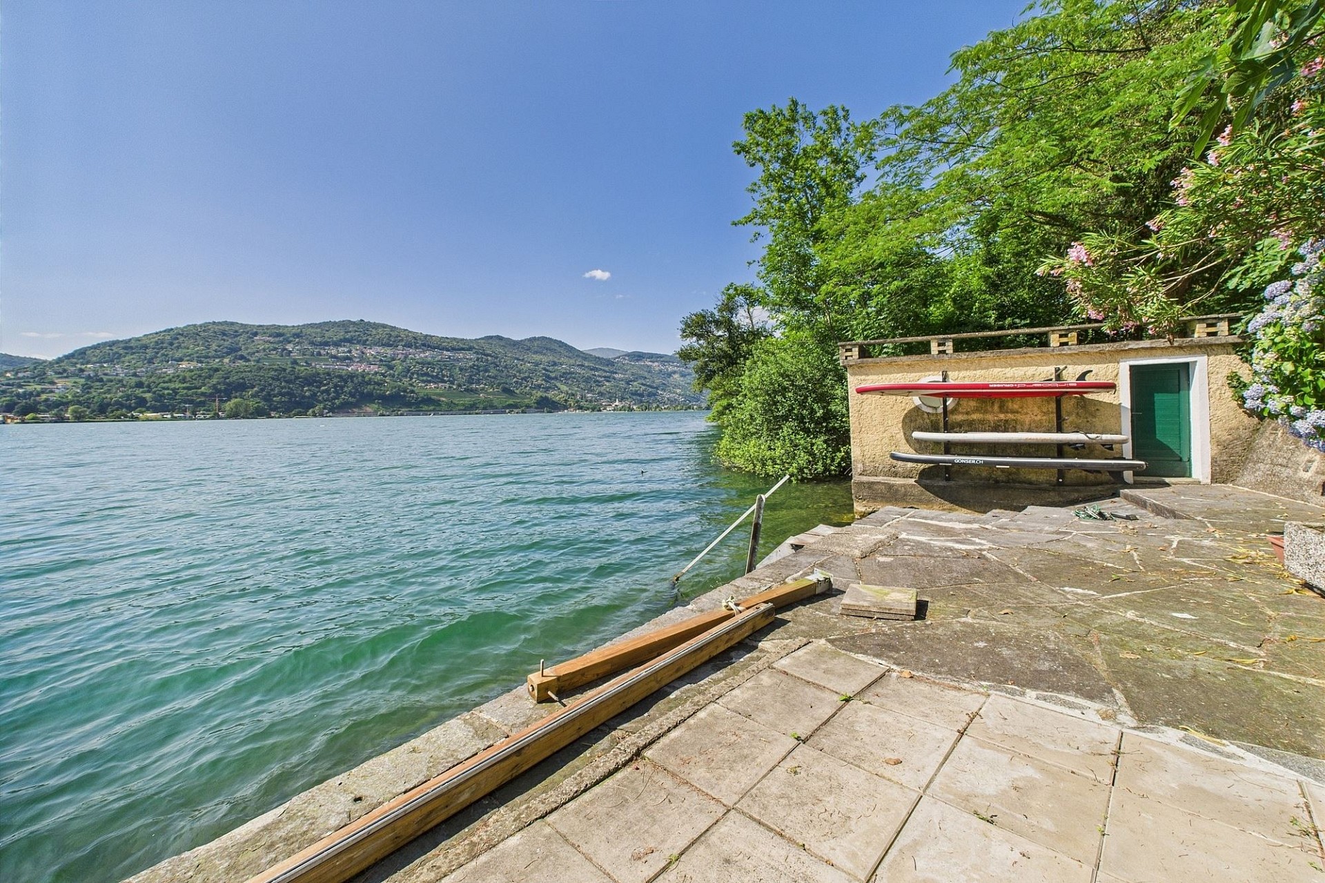 Seezugang mit Bootshaus und Terrasse