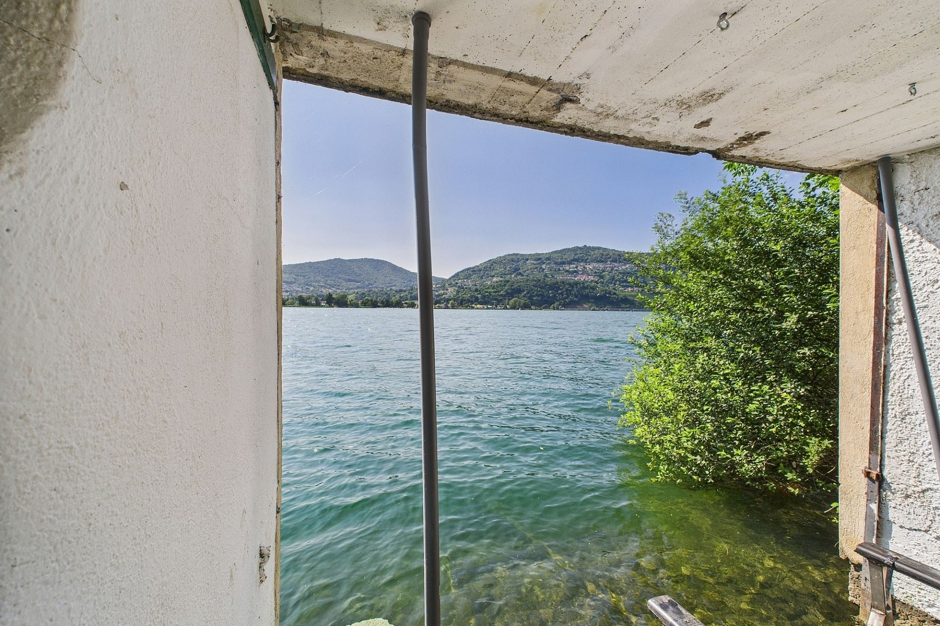 Seeblick aus einer offenen Betonszene