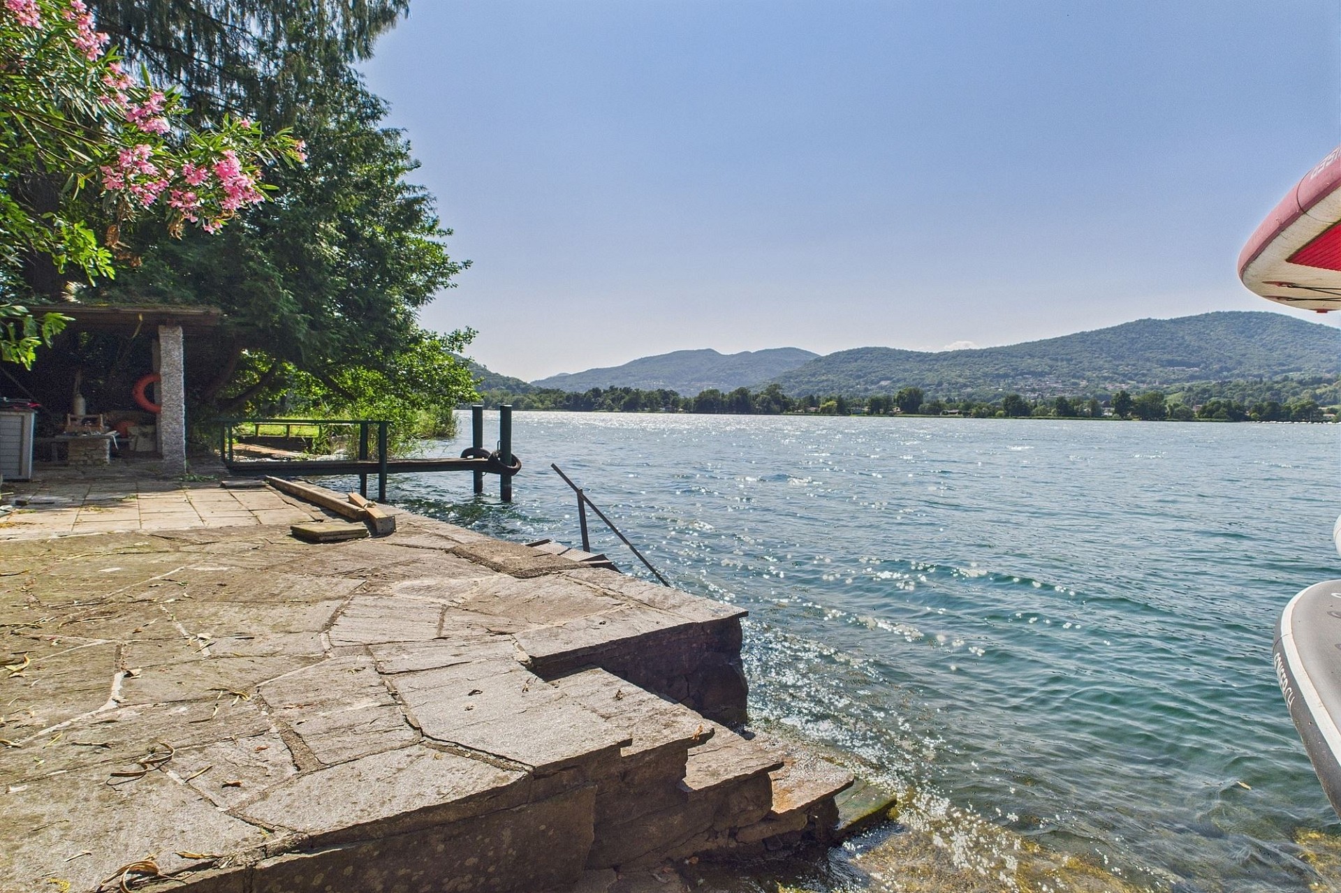 Seepromenade mit Steg und Anleger
