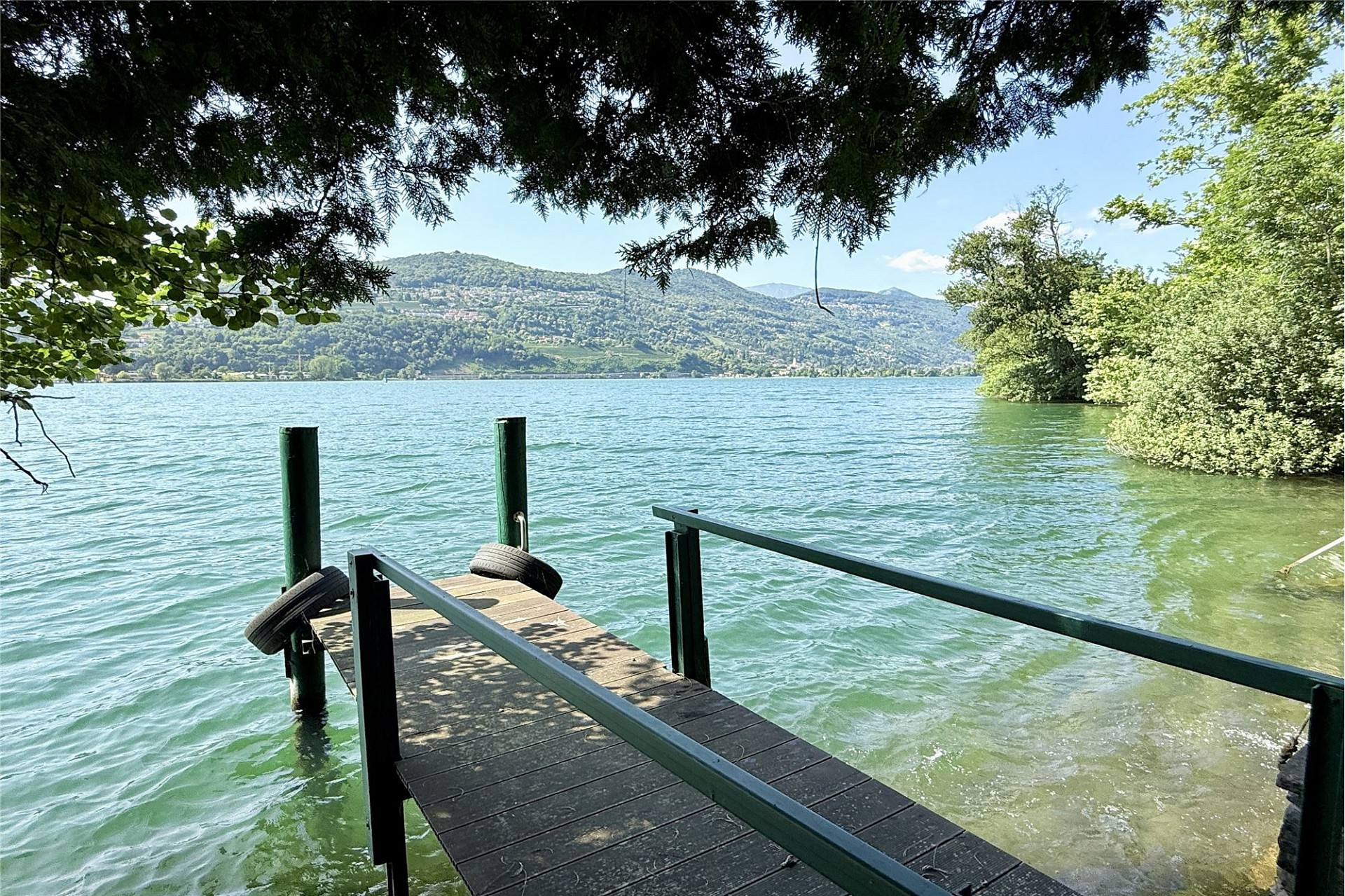 Steg am See mit Bergblick