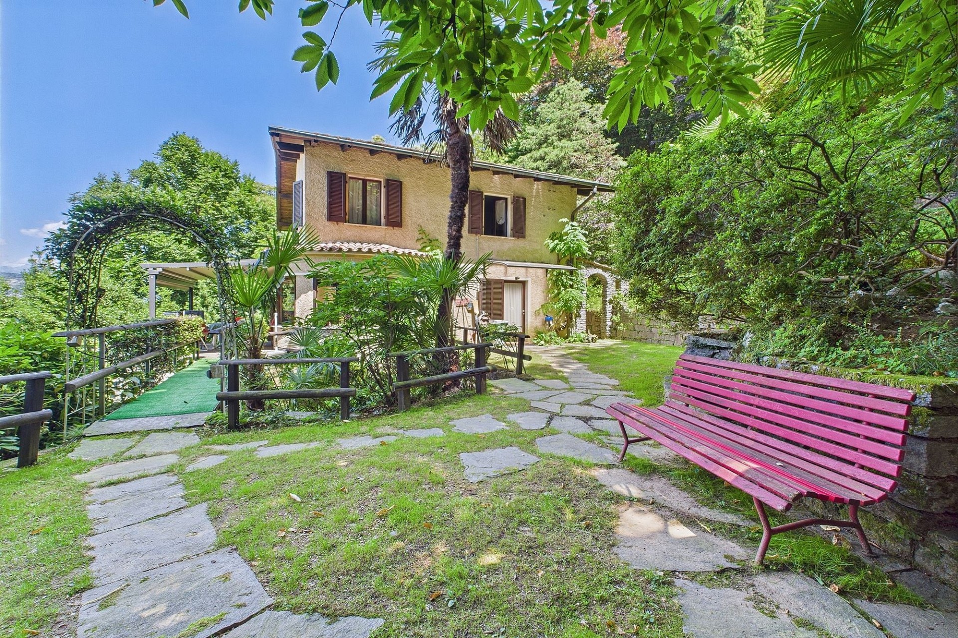 Gartenansicht eines mediterranen Hauses