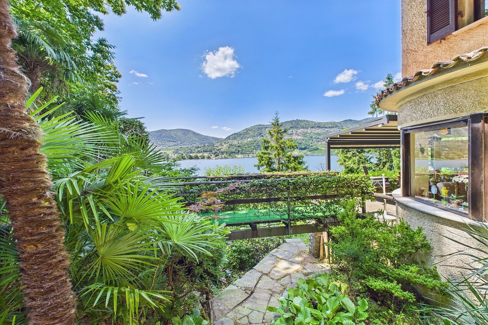 Seeblick-Garten mit mediterraner Terrasse