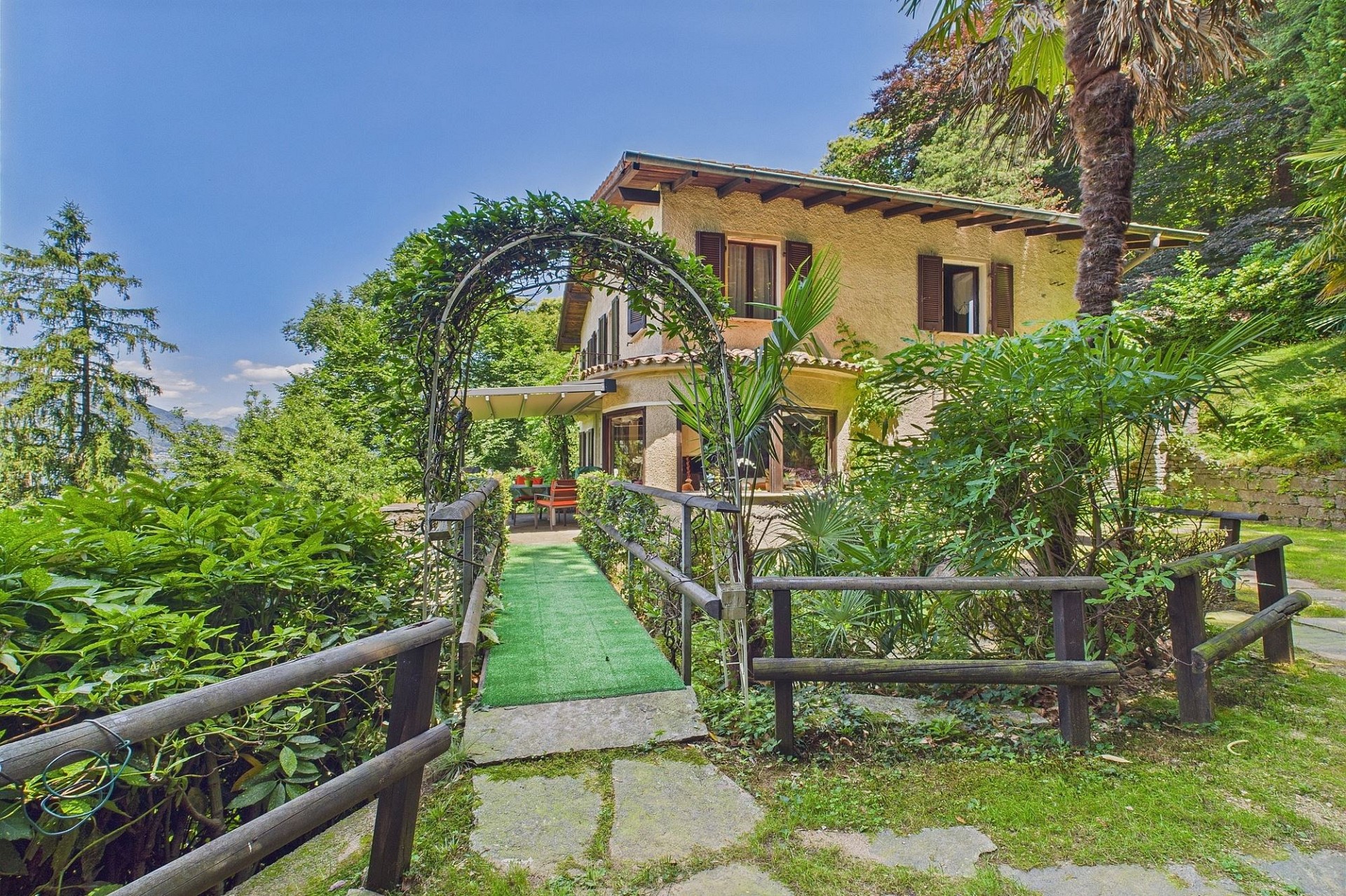 Gartenansicht eines mediterranen Hauses