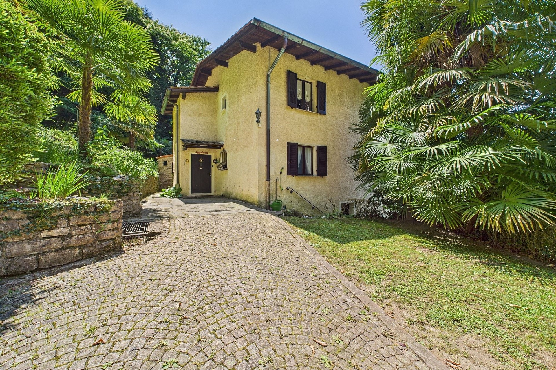 Mediterranes Haus mit üppiger Begrünung