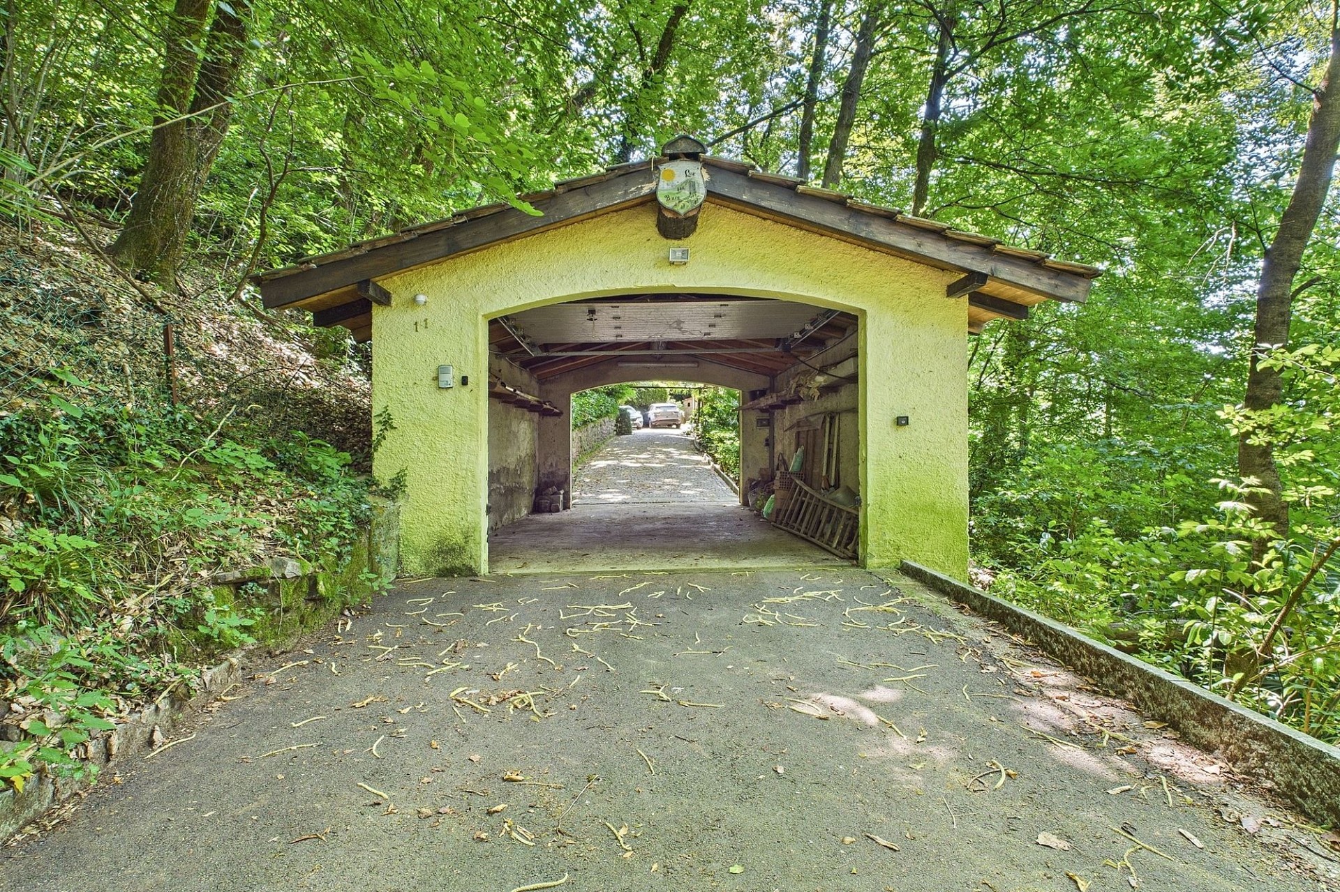 Außenansicht einer kleinen Garage im Wald