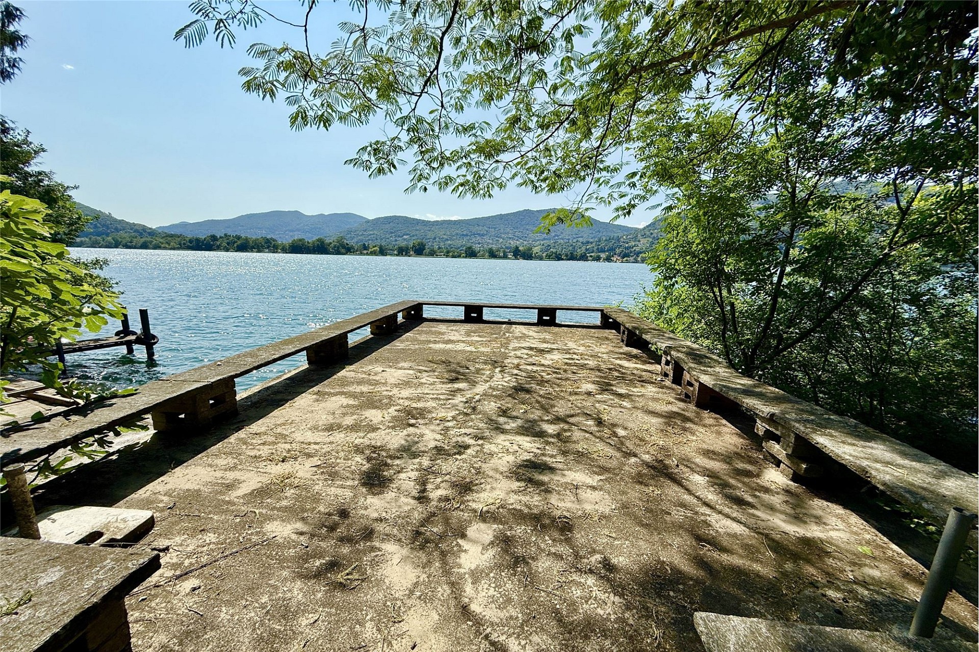 Seeterrasse am Wasser