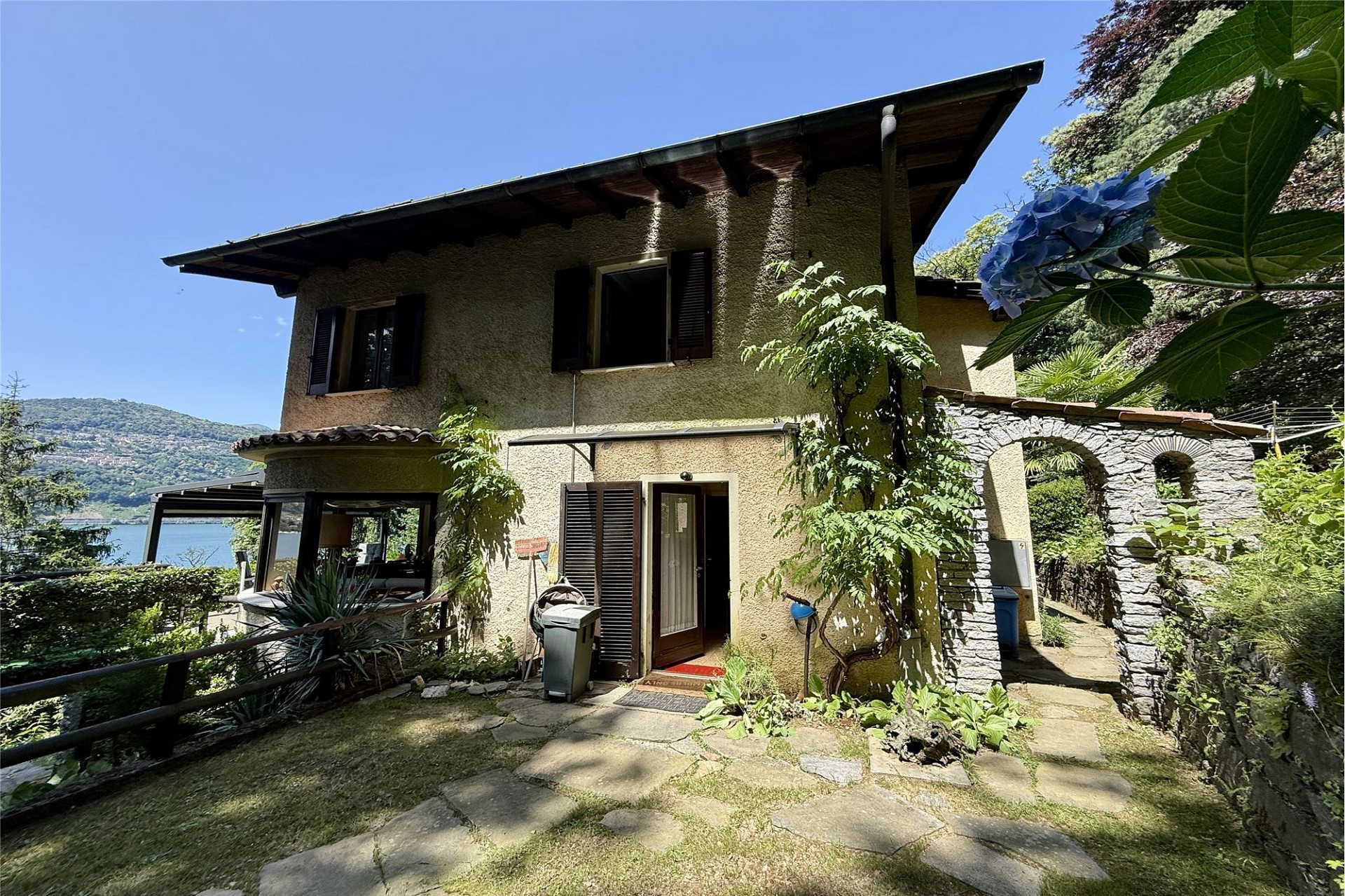 Seeblick auf ein Haus mit Garten