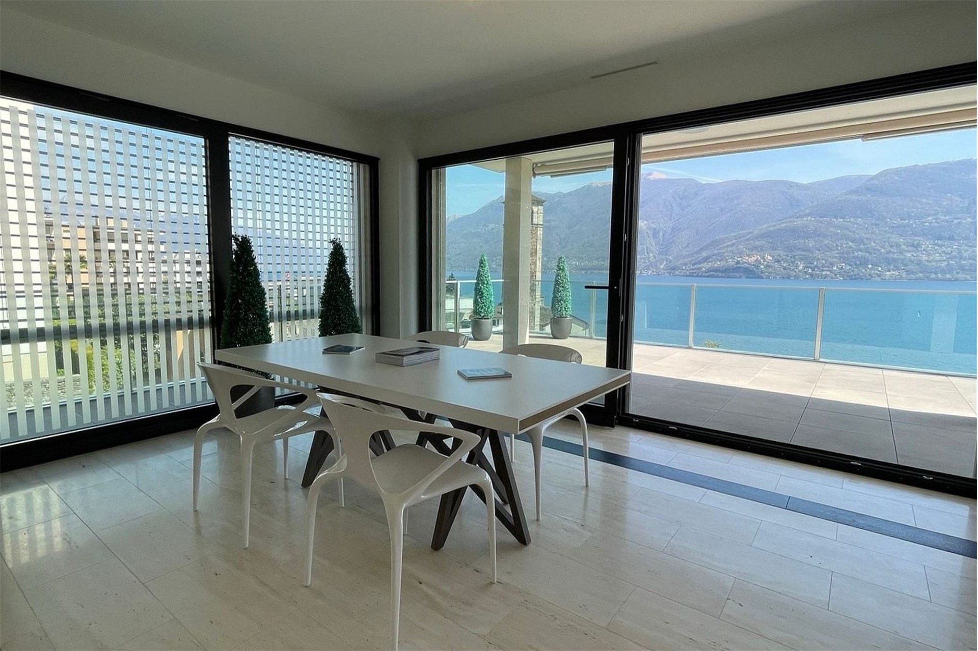 Esszimmer mit Seeblick