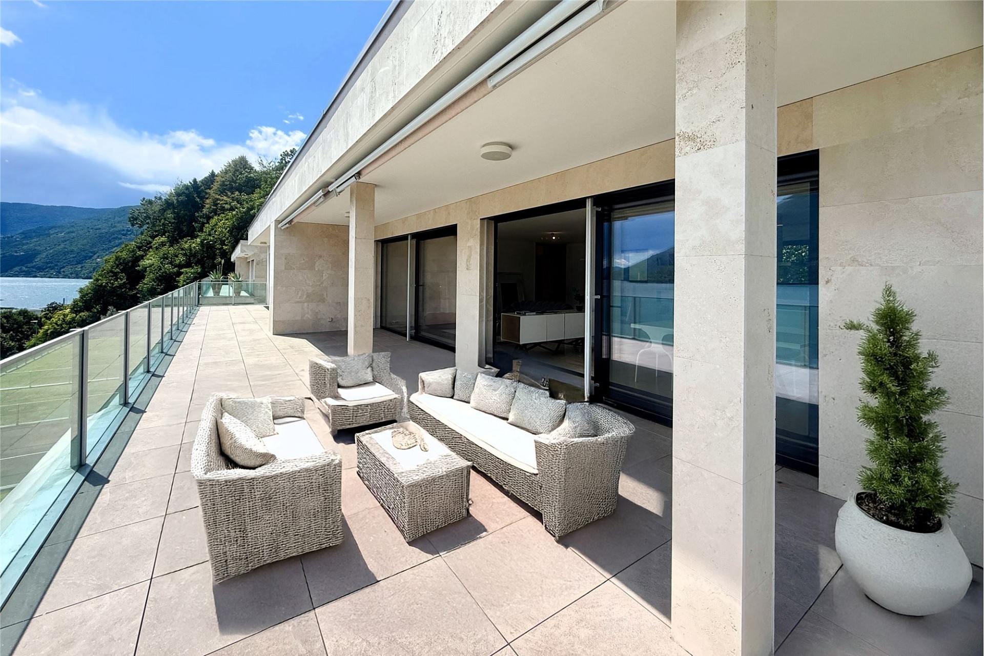 Luxuriöse Terrasse mit Seeblick