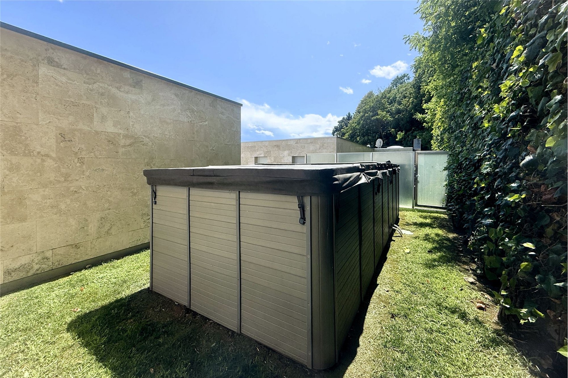 Gartenbereich mit Aufstellpool und Sichtschutz