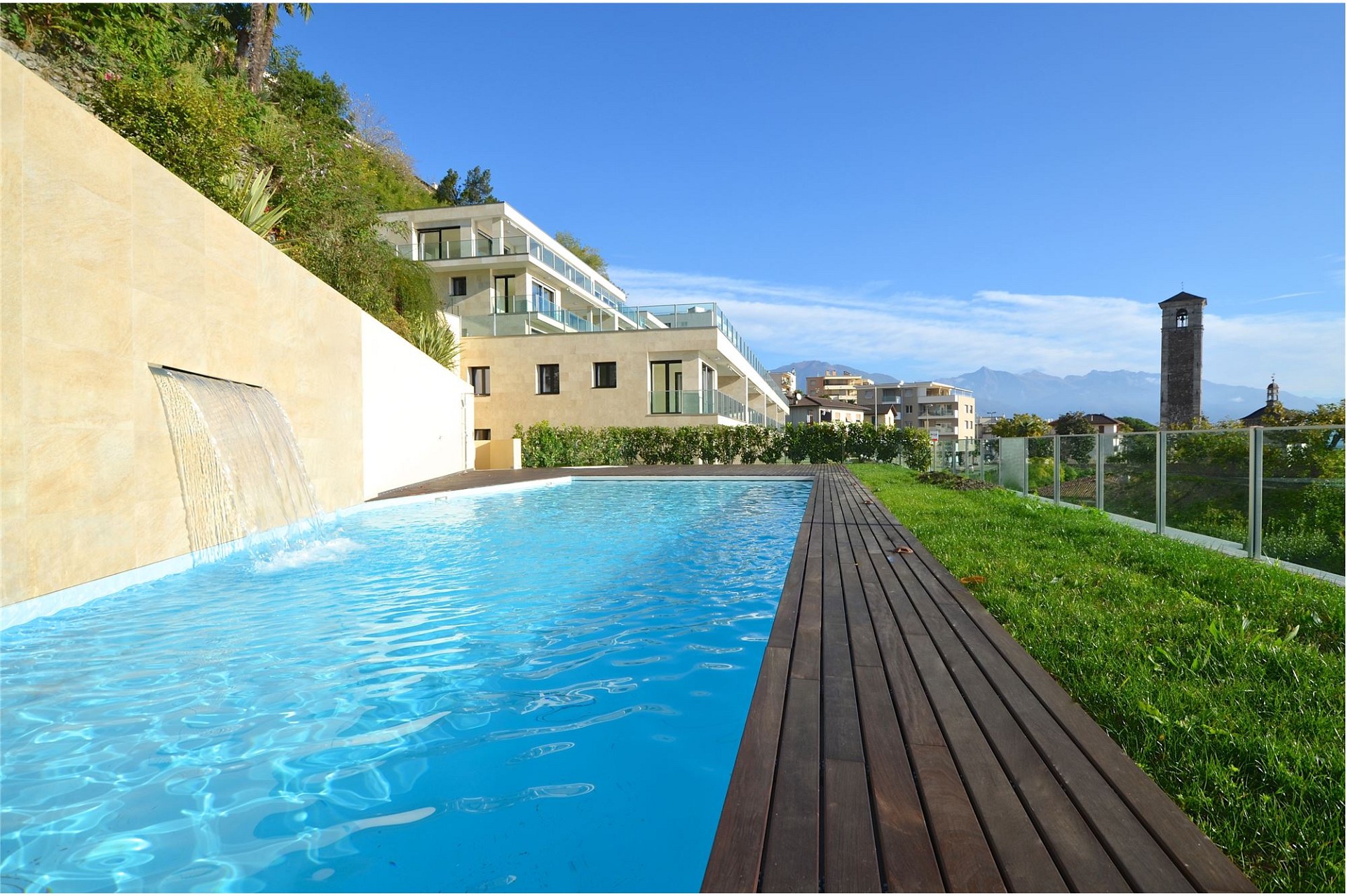 Außenbereich mit Pool und Bergblick