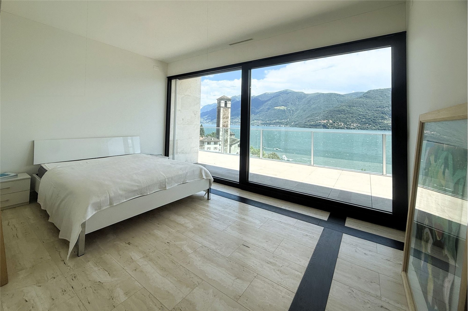 Minimalistisches Schlafzimmer mit Seeblick