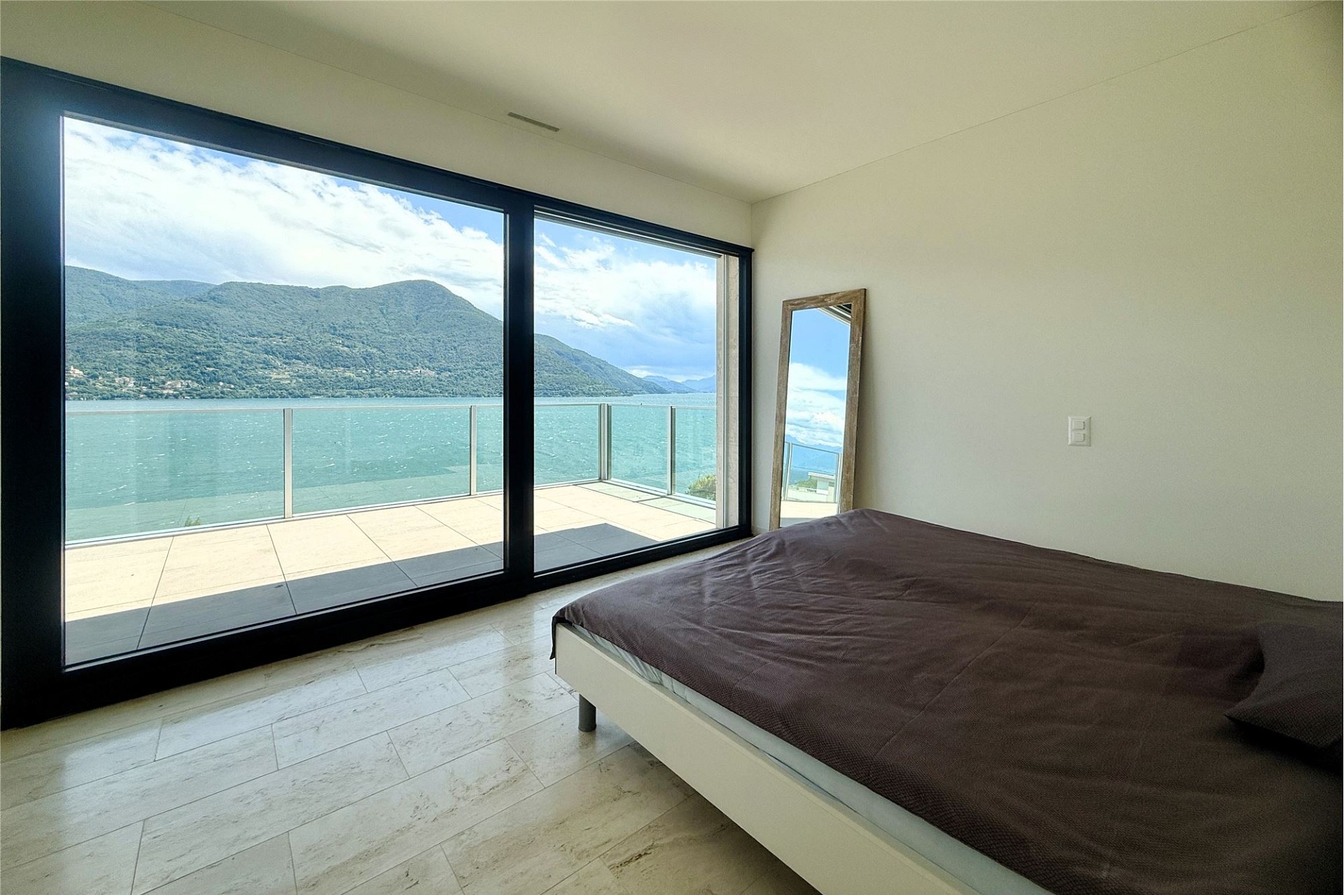 Schlafzimmer mit Seeblick