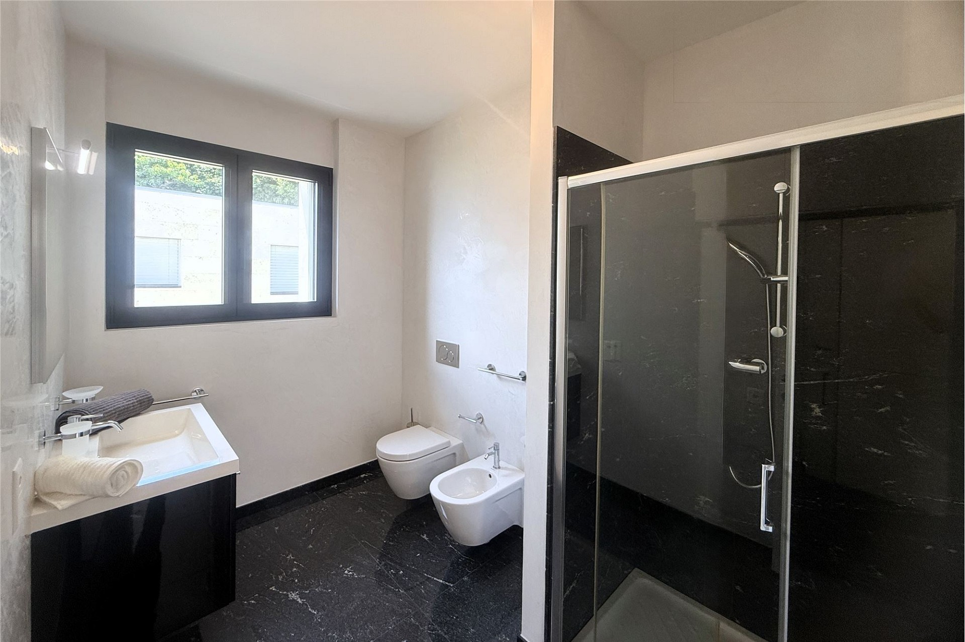 Modernes Badezimmer mit dunklen Akzenten