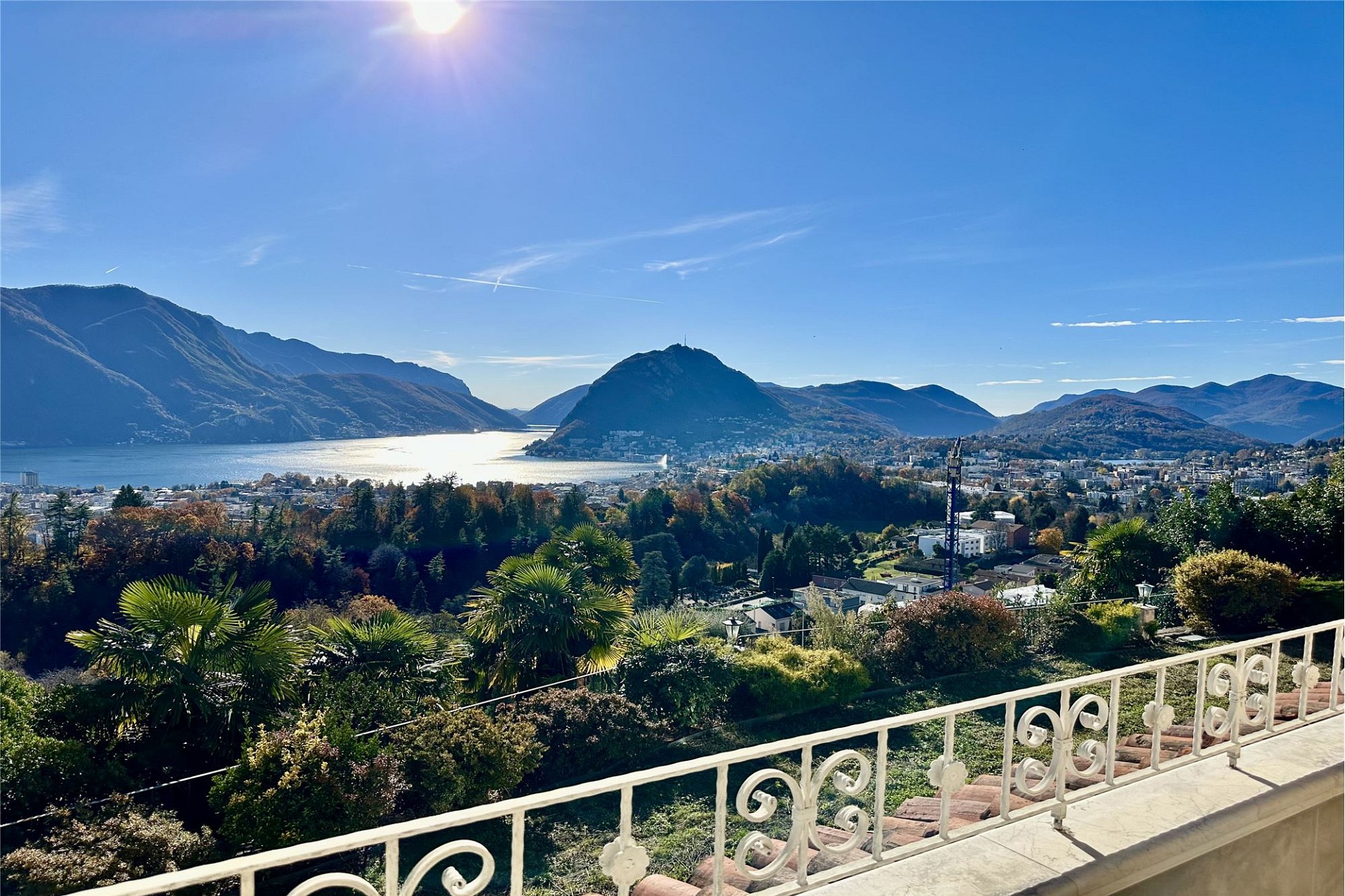 Panoramablick auf See und Berge
