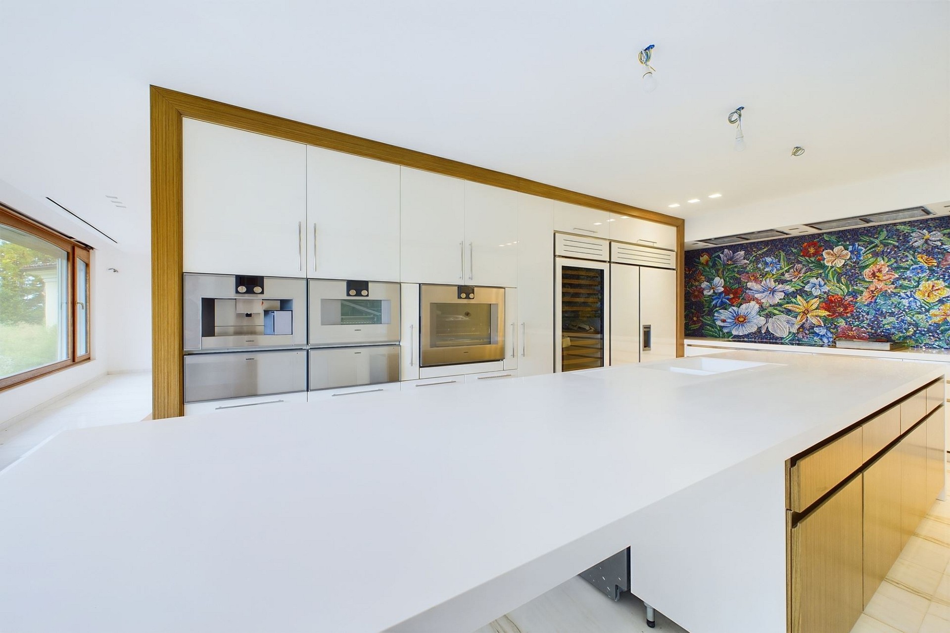 Moderne Küche mit großer Insel und Mosaikwand
