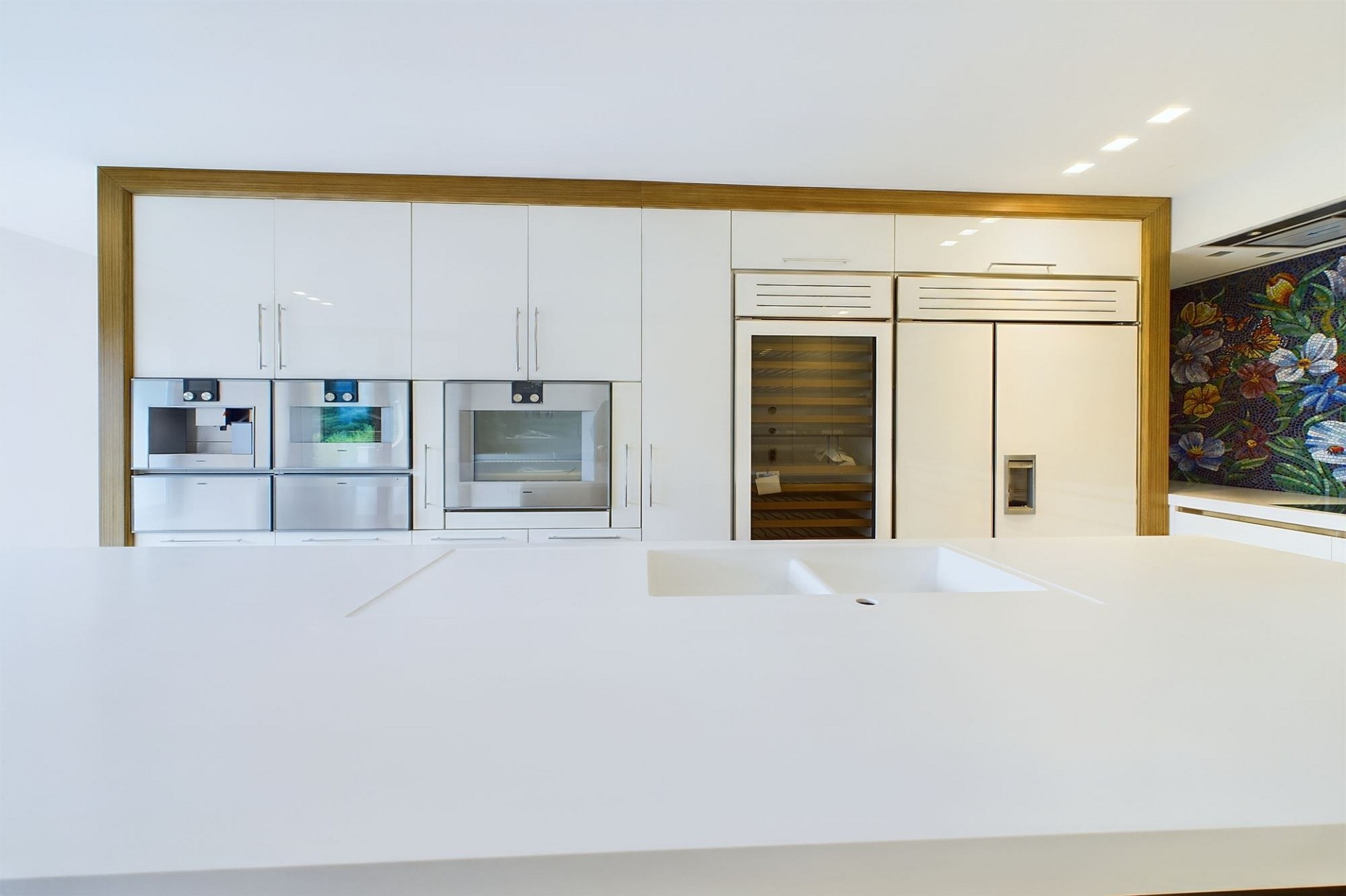 Moderne Luxus-Küche mit integrierten Geräten