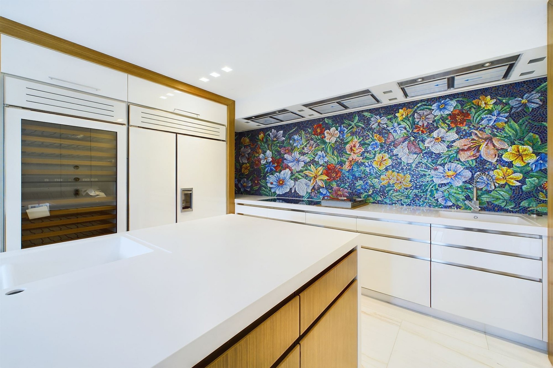 Moderne Designküche mit Blumenmosaik