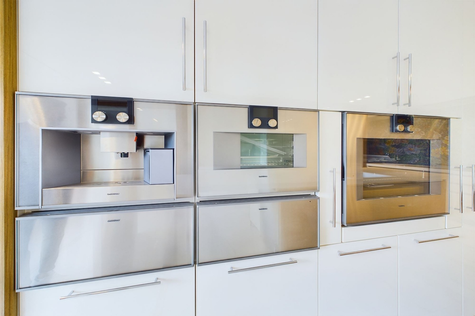 Moderne Einbauküche mit integrierten Geräten