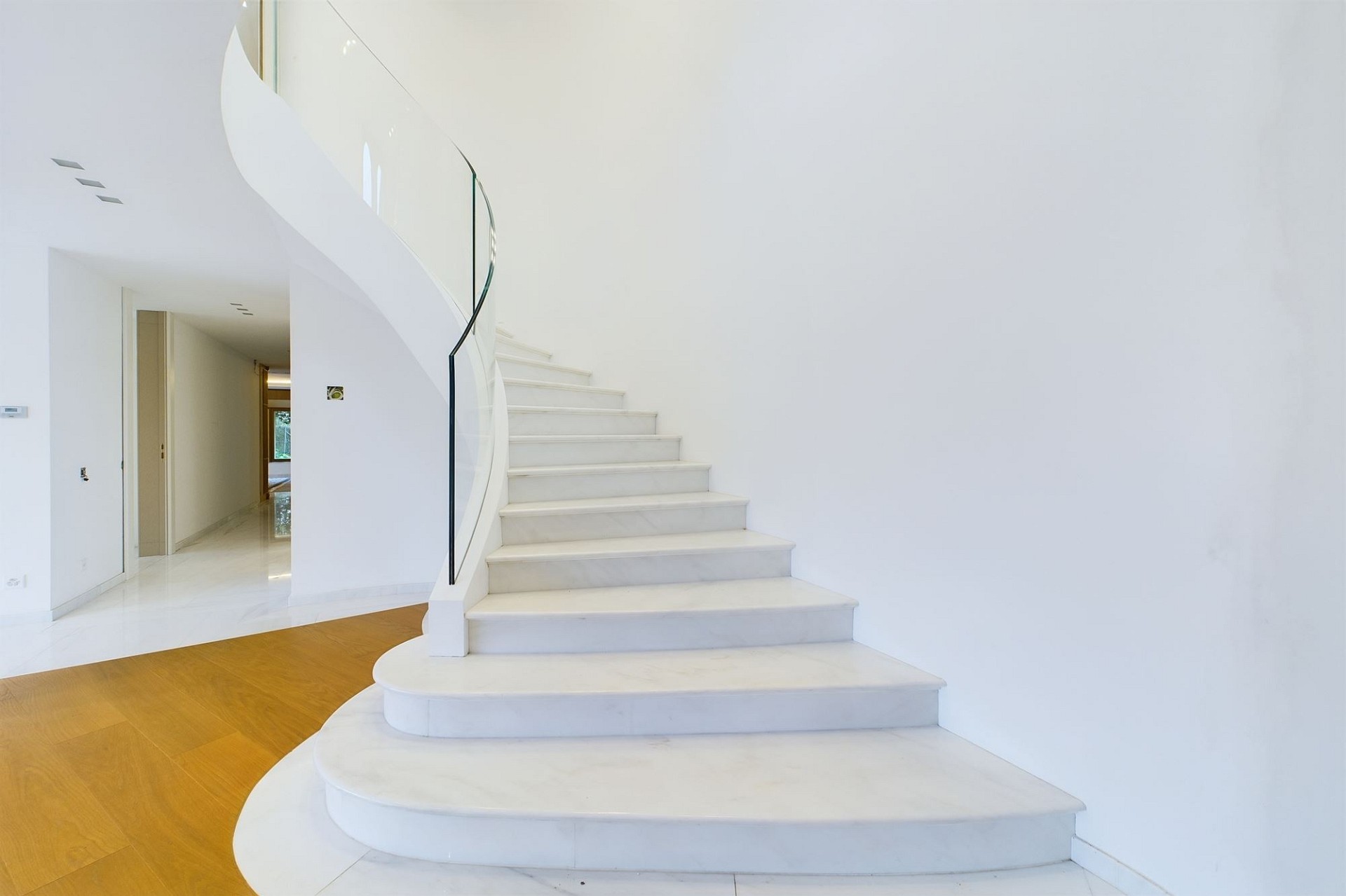 Moderne weiße Treppe im Eingangsbereich