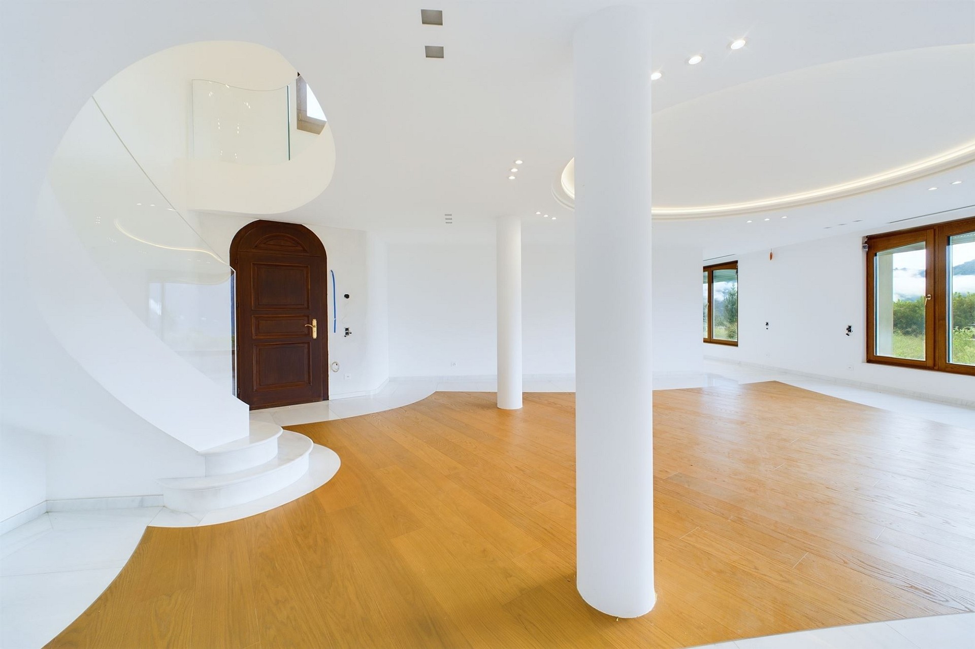 Großer, heller Wohnbereich mit Galerie und Wendeltreppe