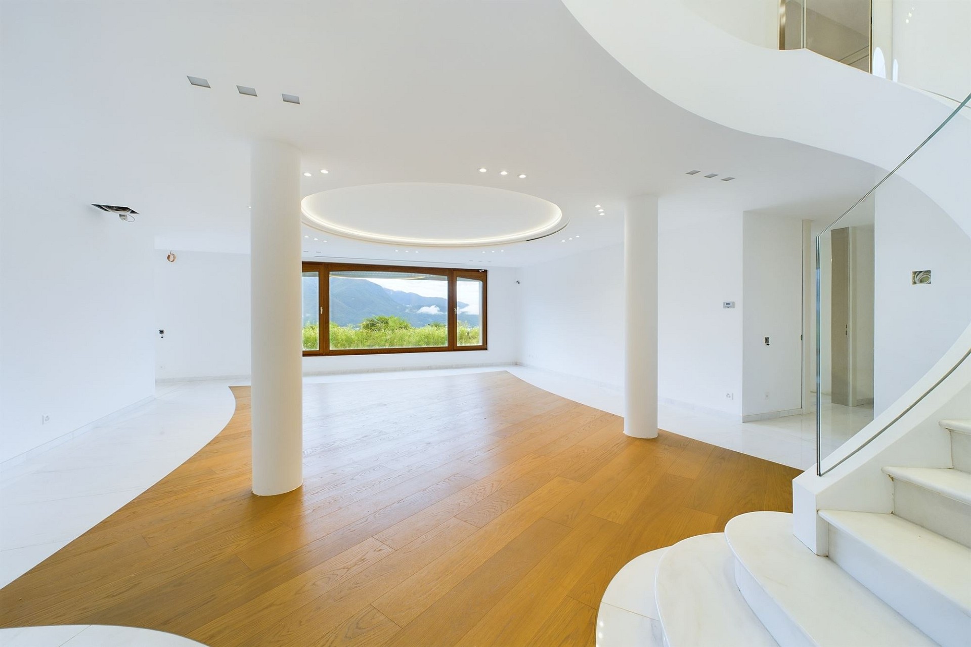 Heller, moderner Wohnraum mit Panoramaausblick