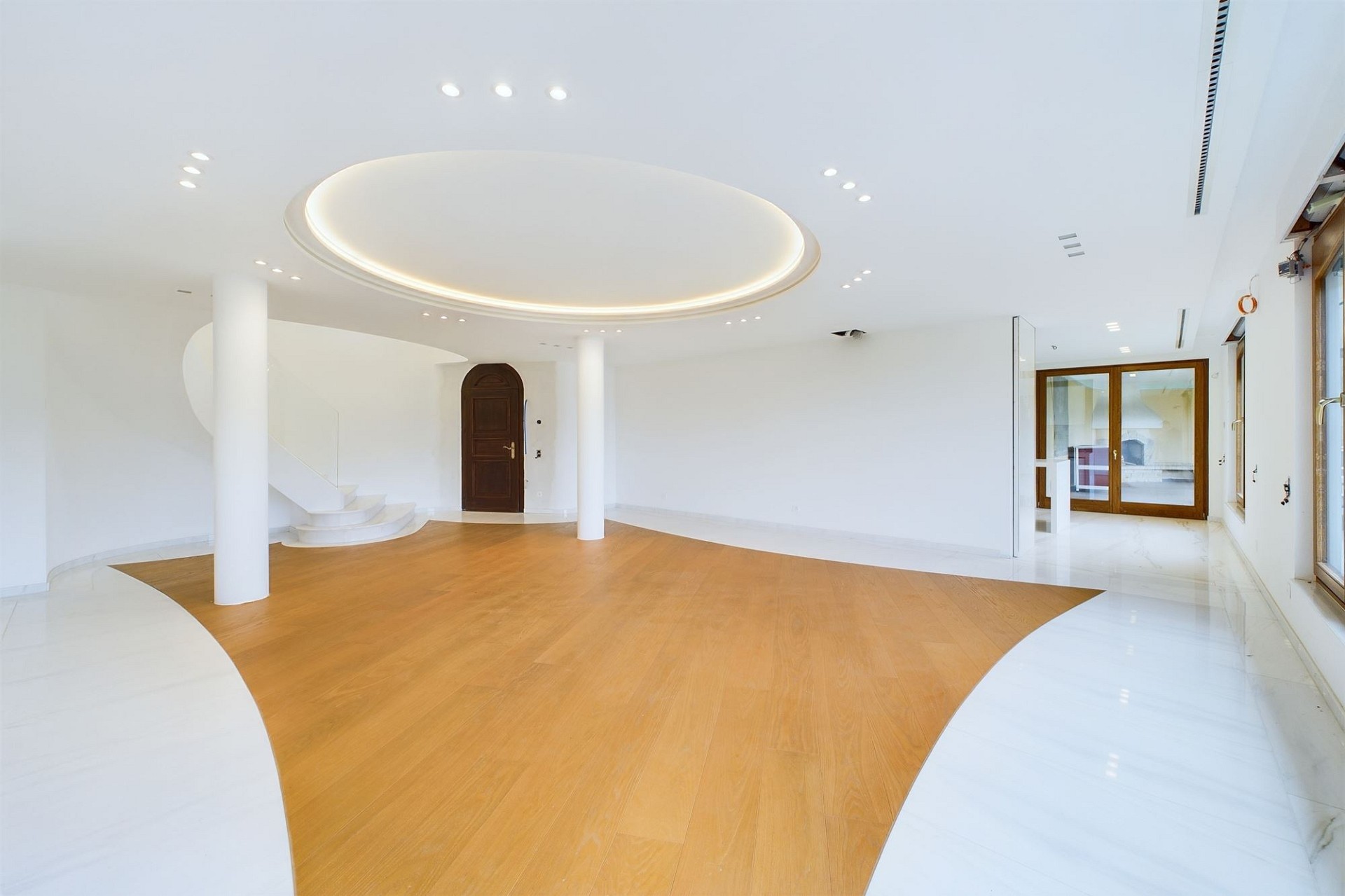Helle, großzügige Wohnhalle mit Treppe und Runddecke