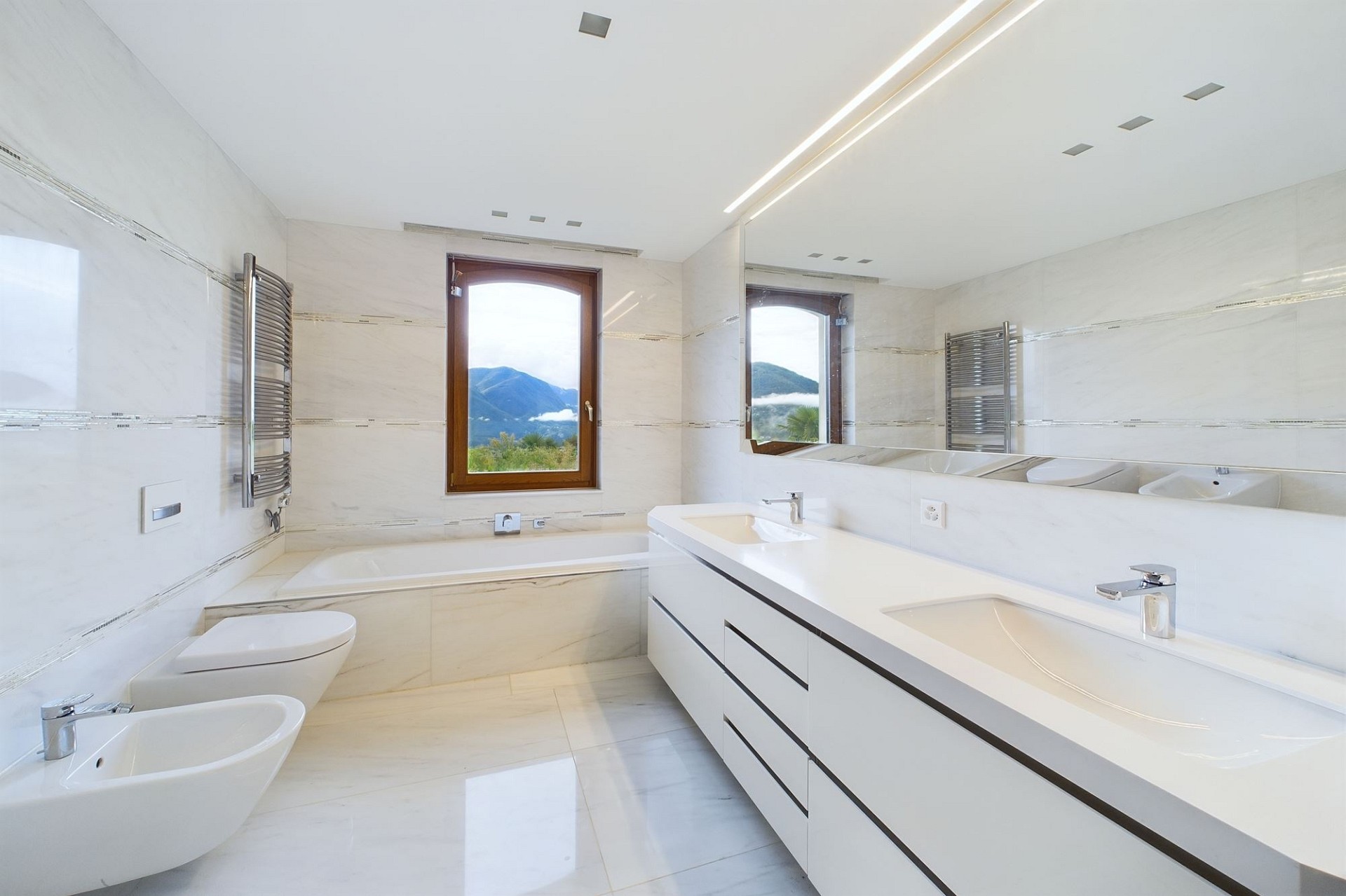 Helles, modernes Badezimmer mit Bergblick