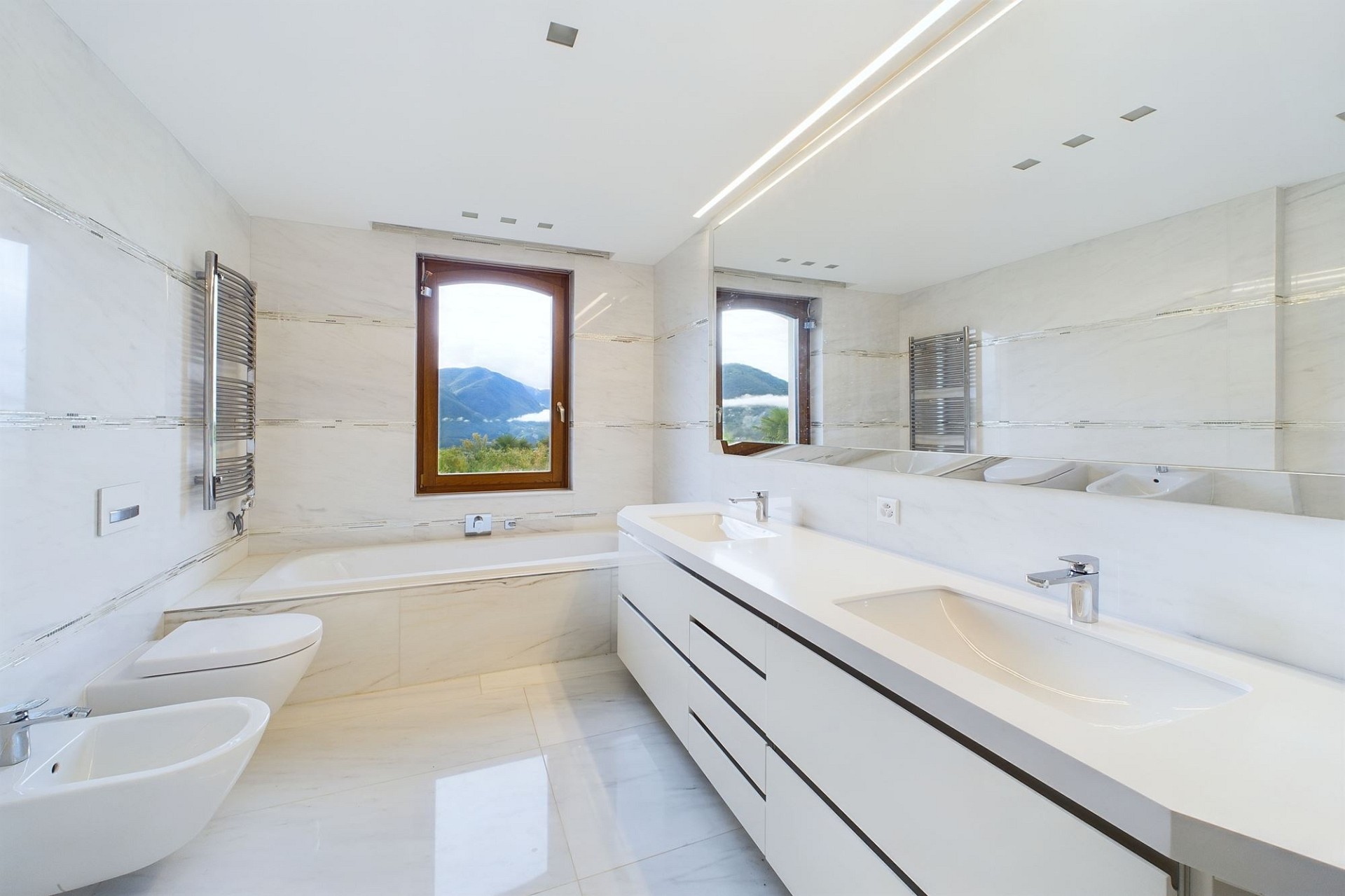 Modernes Badezimmer mit Alpenblick