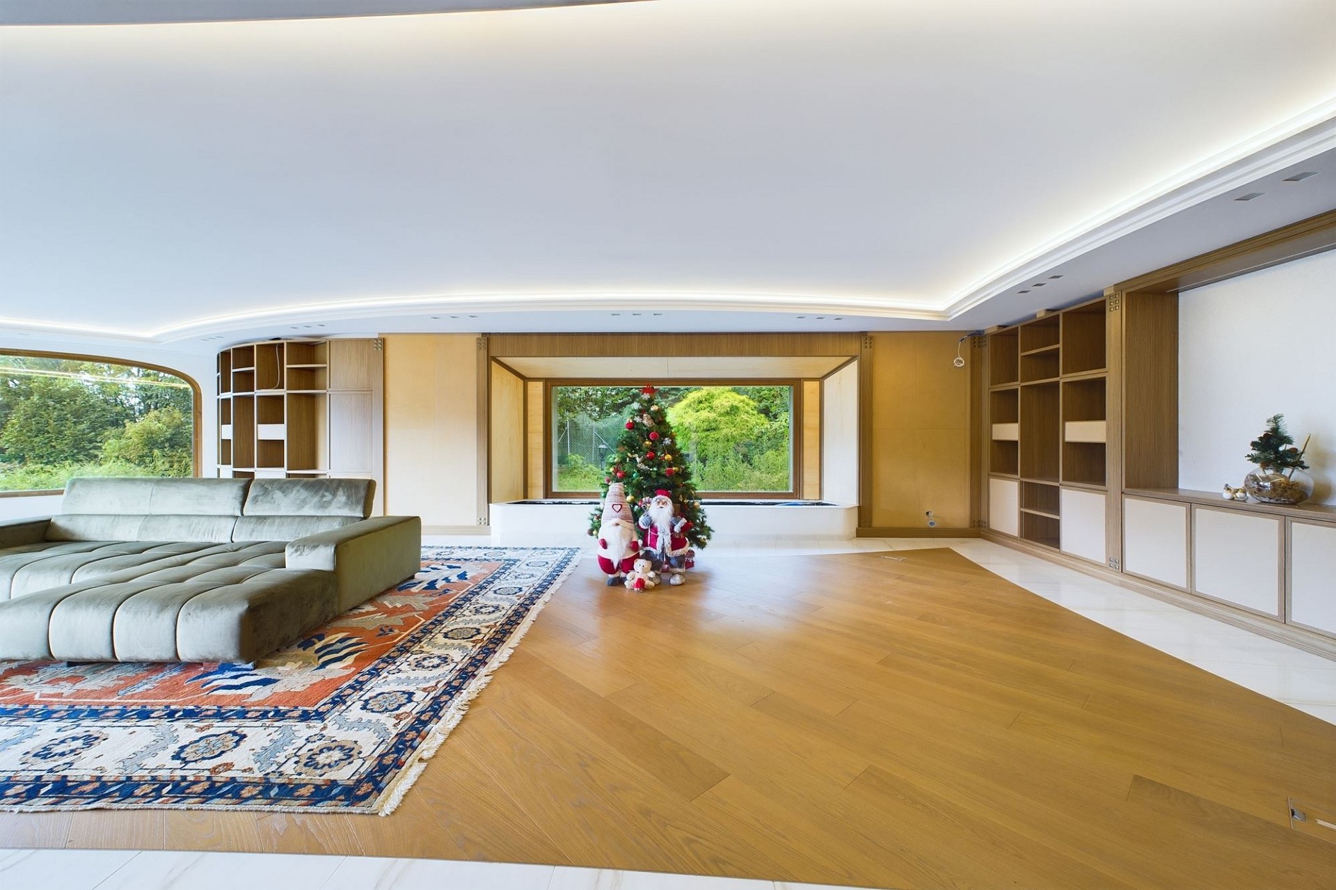 Großzügiges Wohn-/Loungebereich mit Panoramafenstern