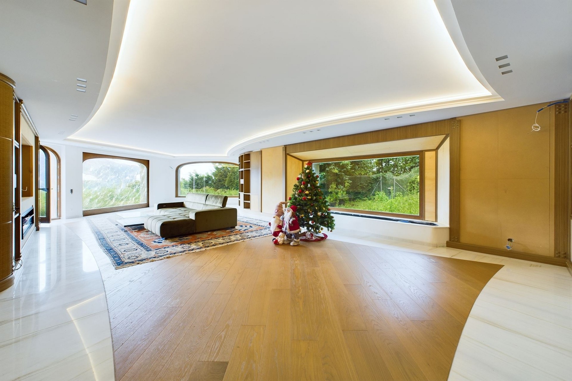 Großzügiges Wohnzimmer mit Panoramafenstern