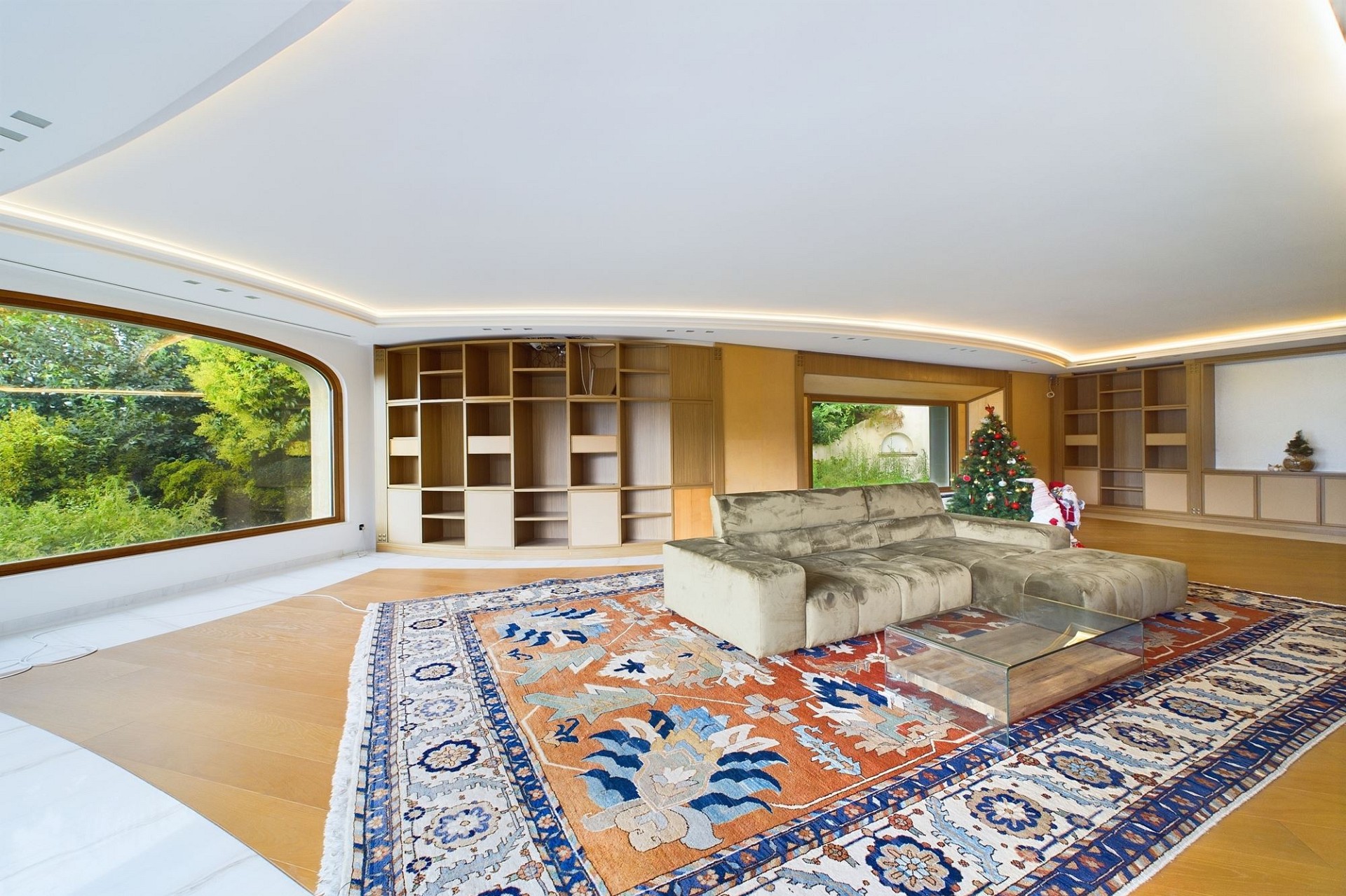 Großzügiges Wohnzimmer mit Panoramafenstern