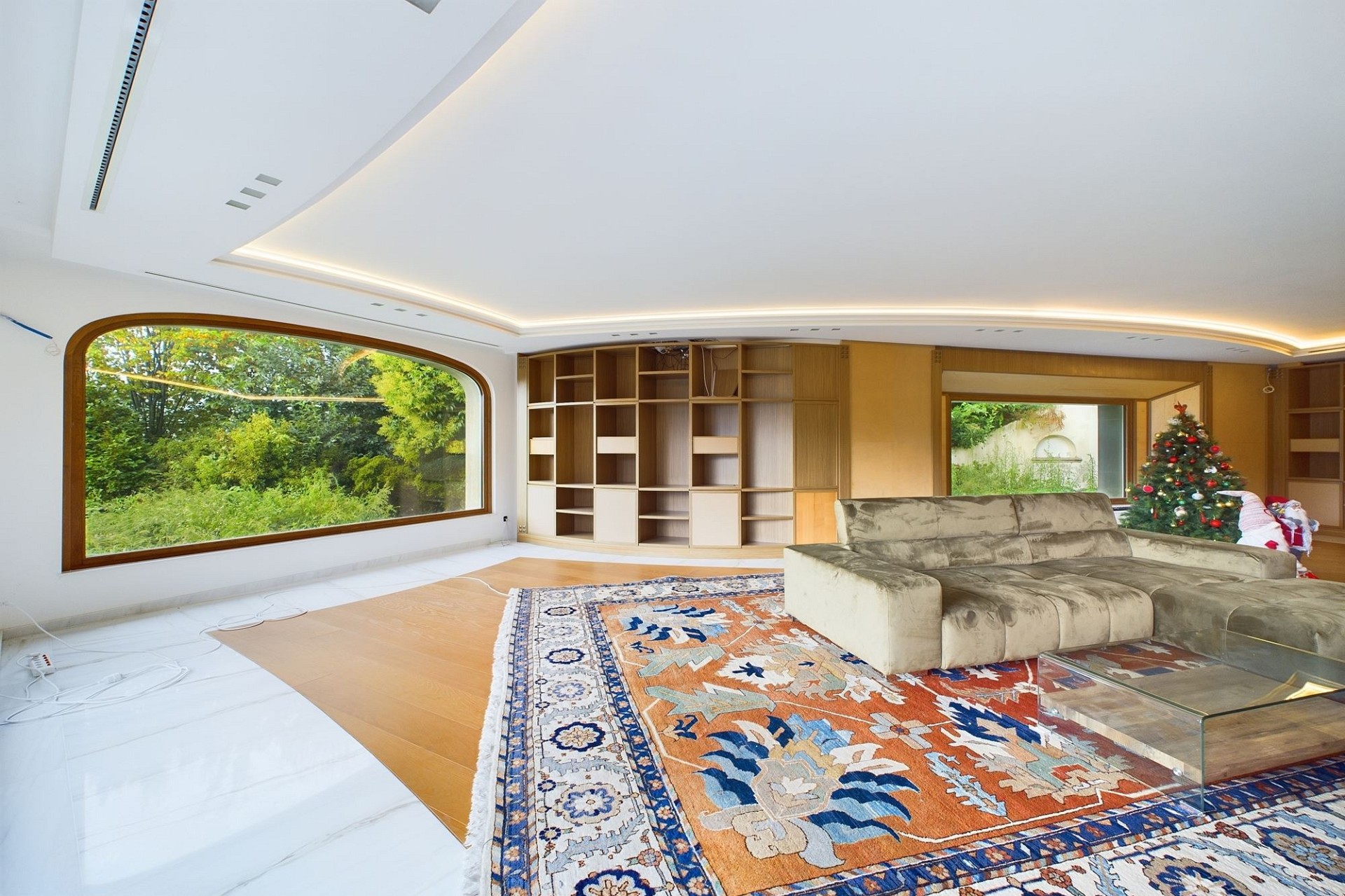 Großzügiges Wohnzimmer mit Panoramafenster und Einbauten
