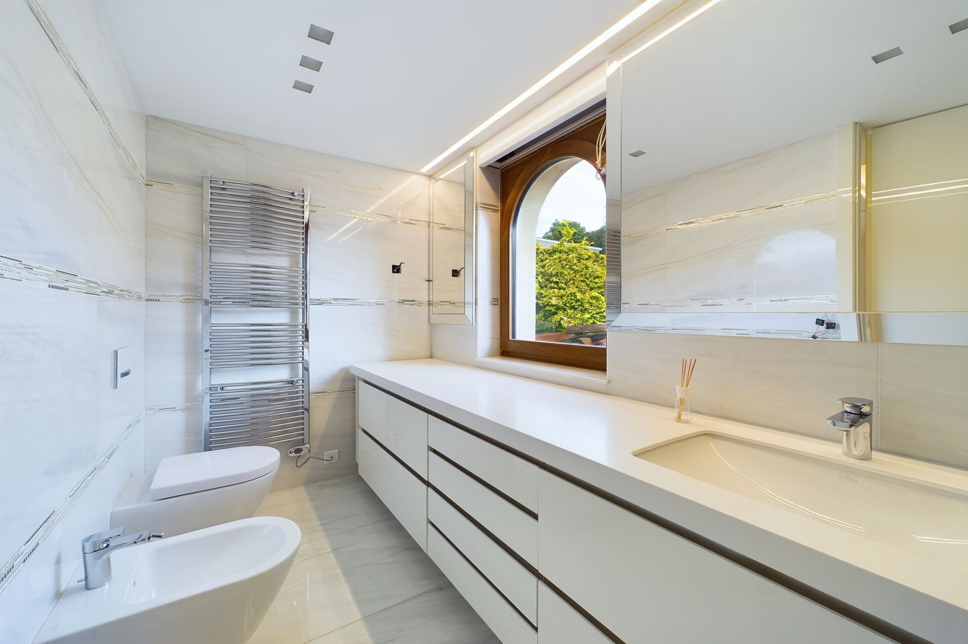 Modernes Badezimmer mit Doppelwaschtisch