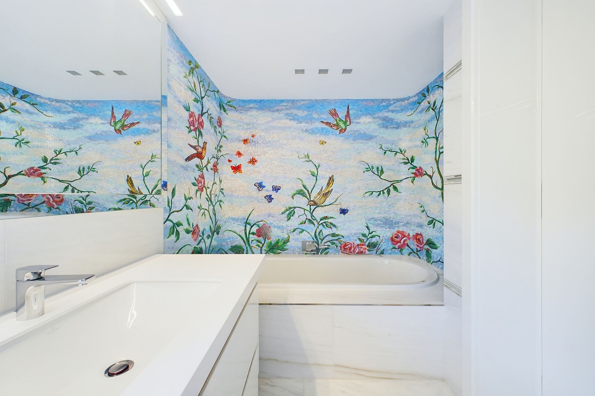 Modernes Badezimmer mit künstlerischer Mosaikwand