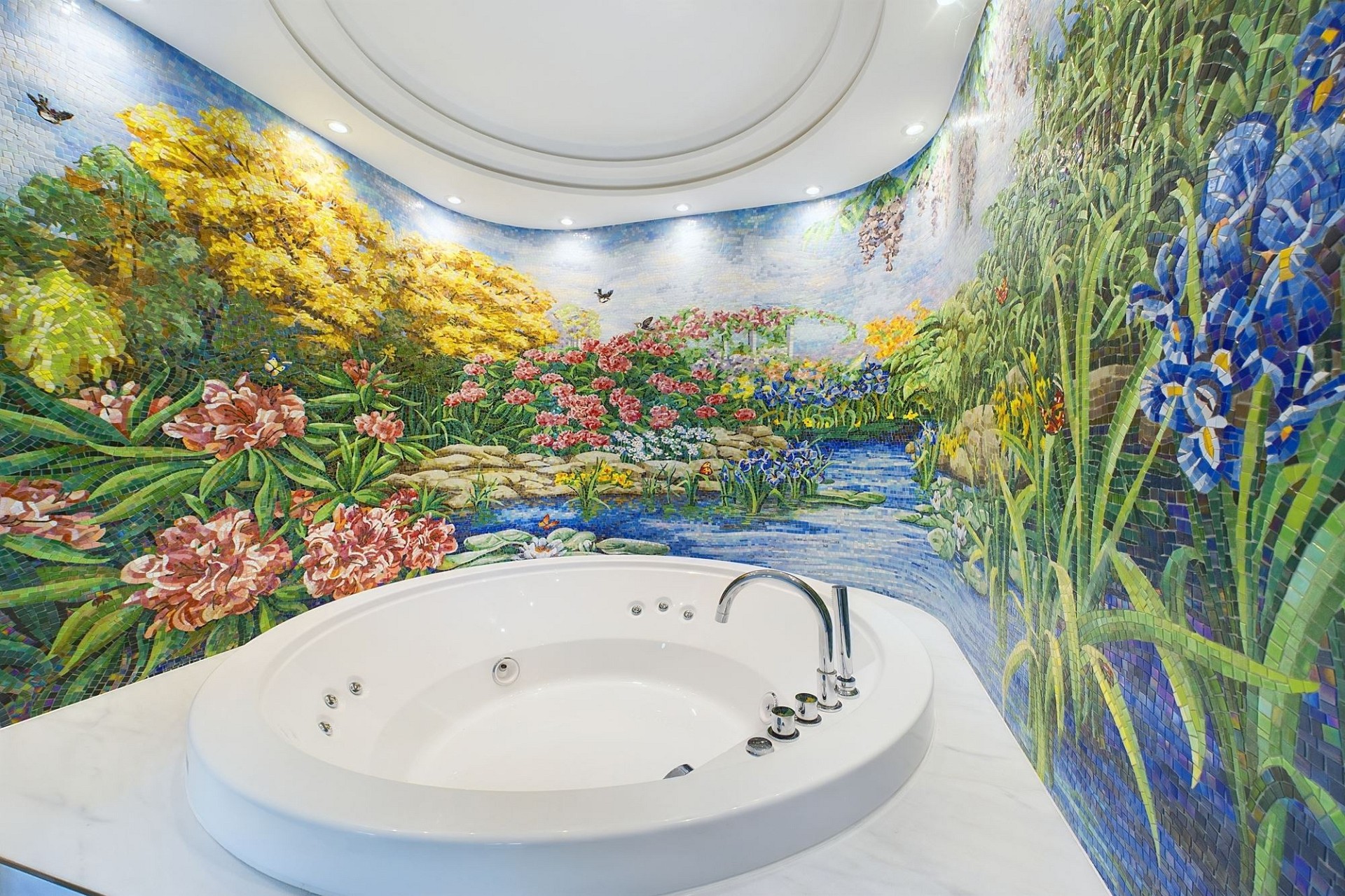 Luxuriöses Bad mit Mosaikwandkunst
