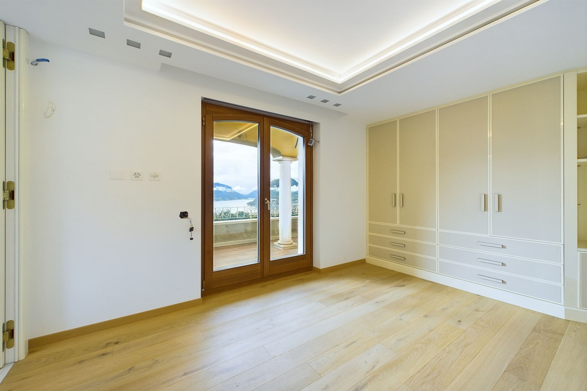 Helles Schlafzimmer mit Balkonzugang und Einbauschränken