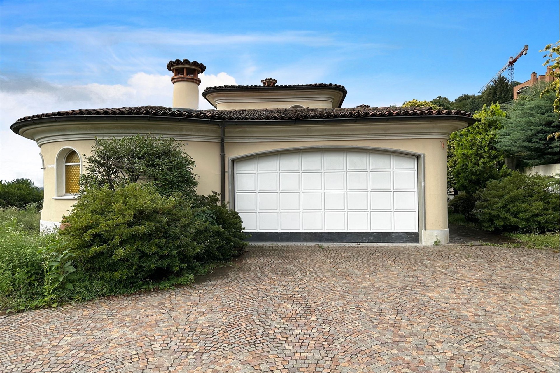 Außenansicht einer mediterranen Garage mit Zufahrt